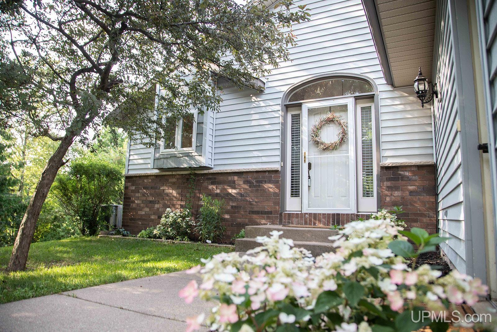 223 Crestview Drive Property Photo 3