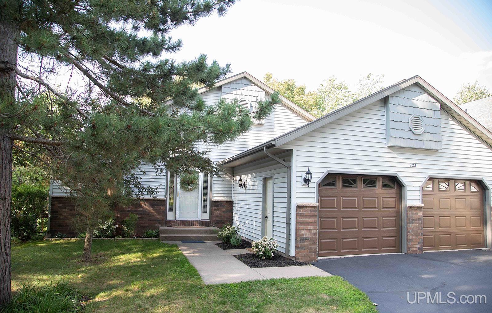 223 Crestview Drive Property Photo 4