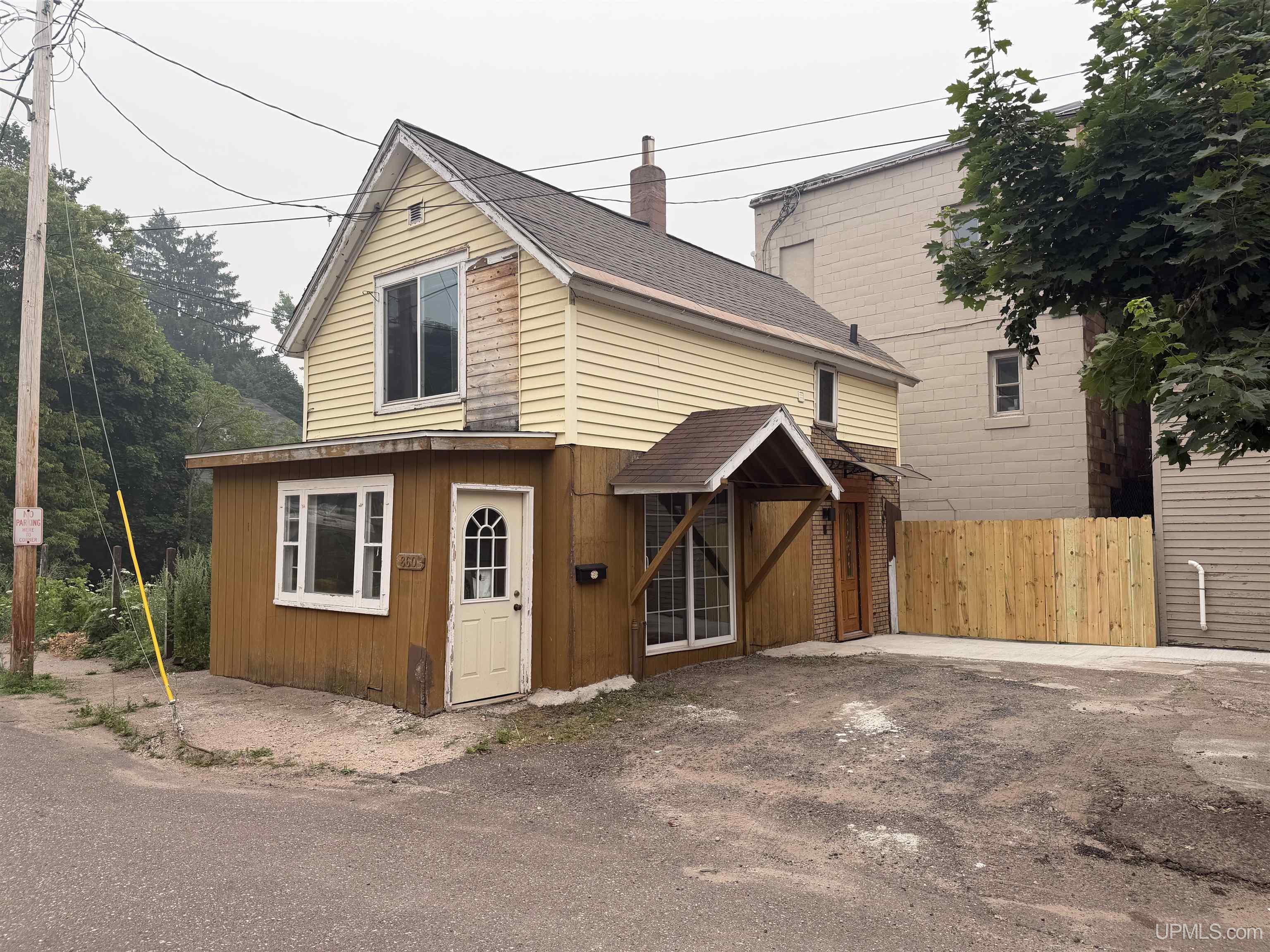 860 W Franklin Street Property Photo 1