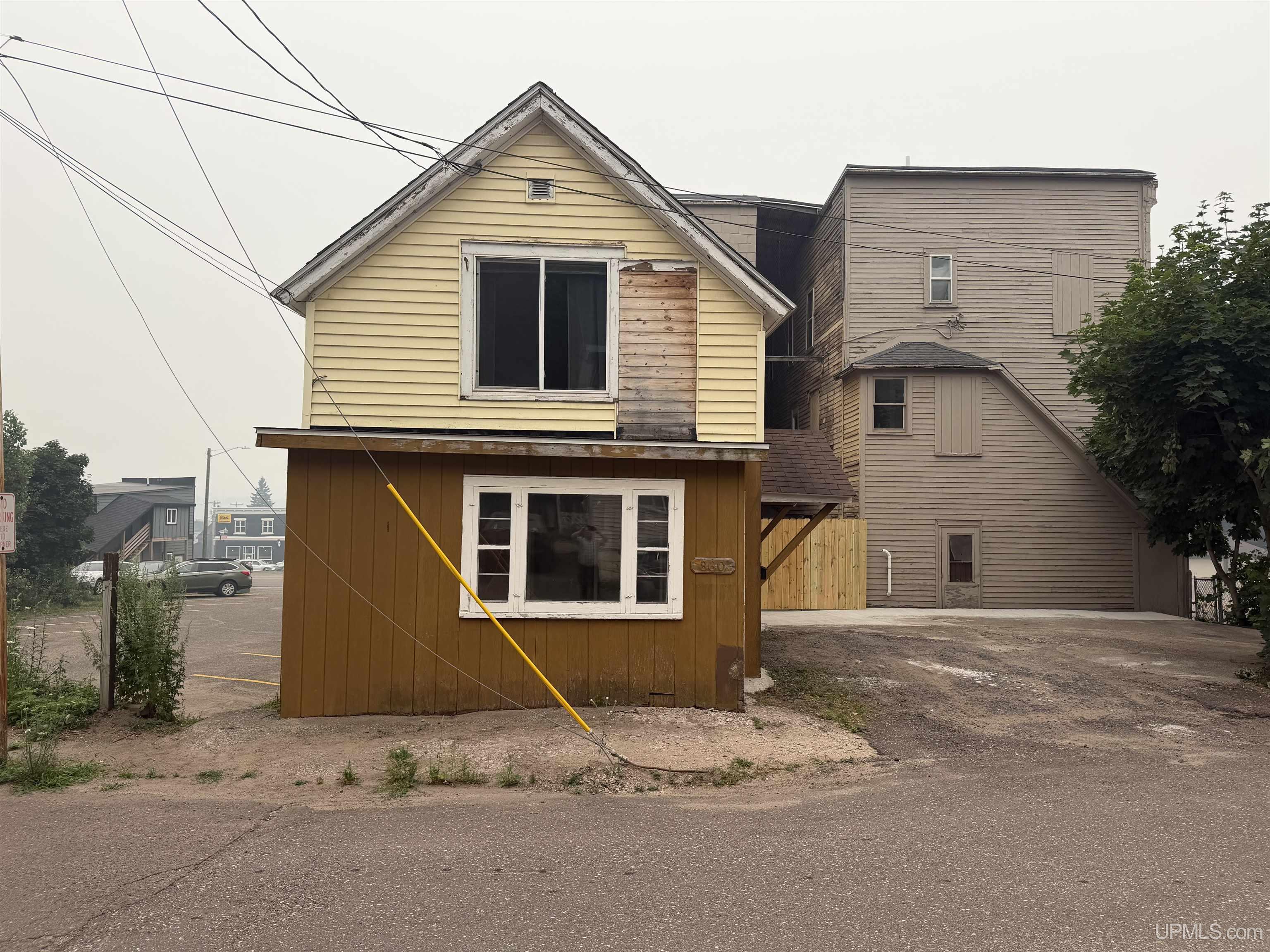 860 W Franklin Street Property Photo 2