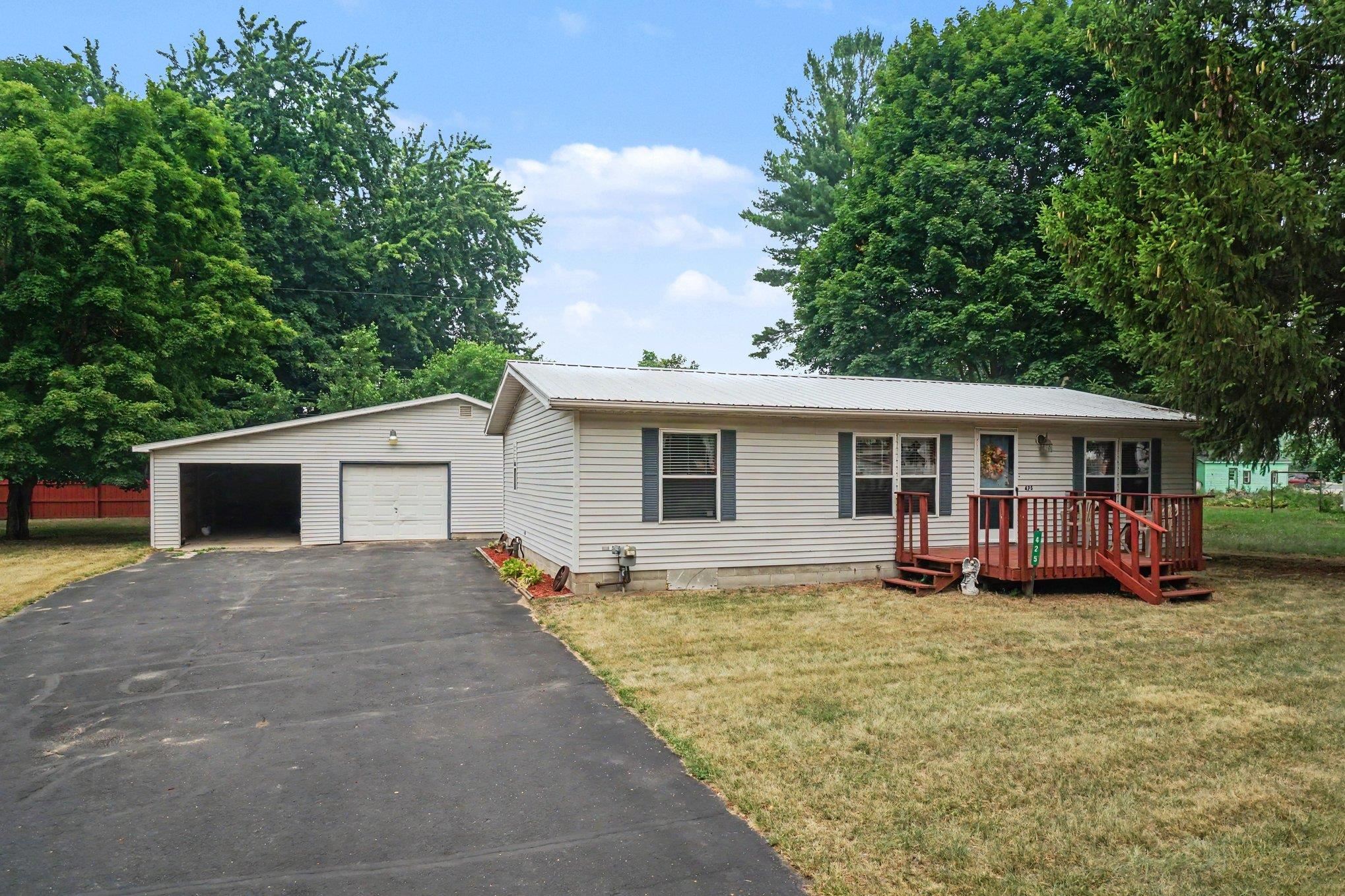 425 E Maple Street Property Photo 1