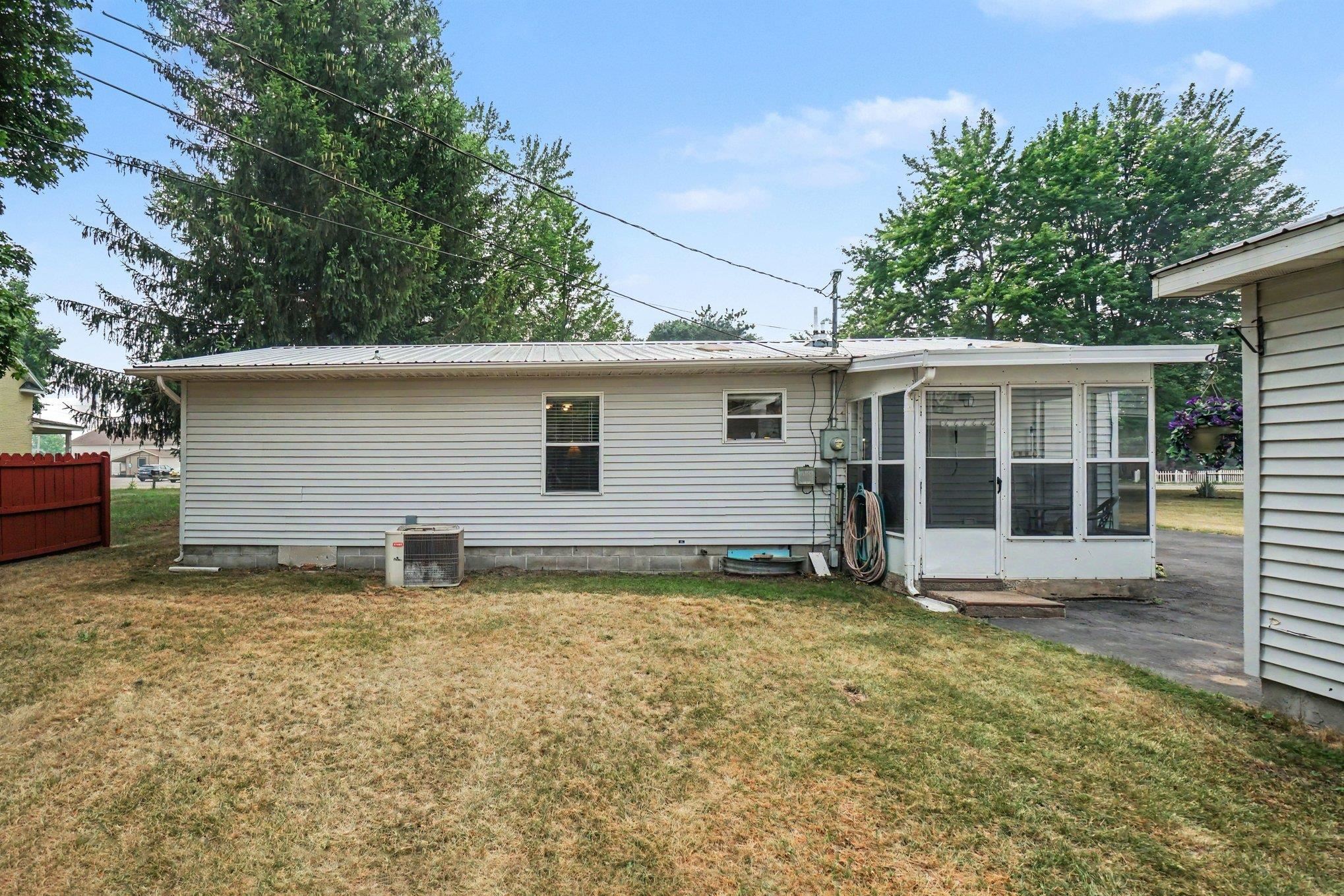 425 E Maple Street Property Photo 2