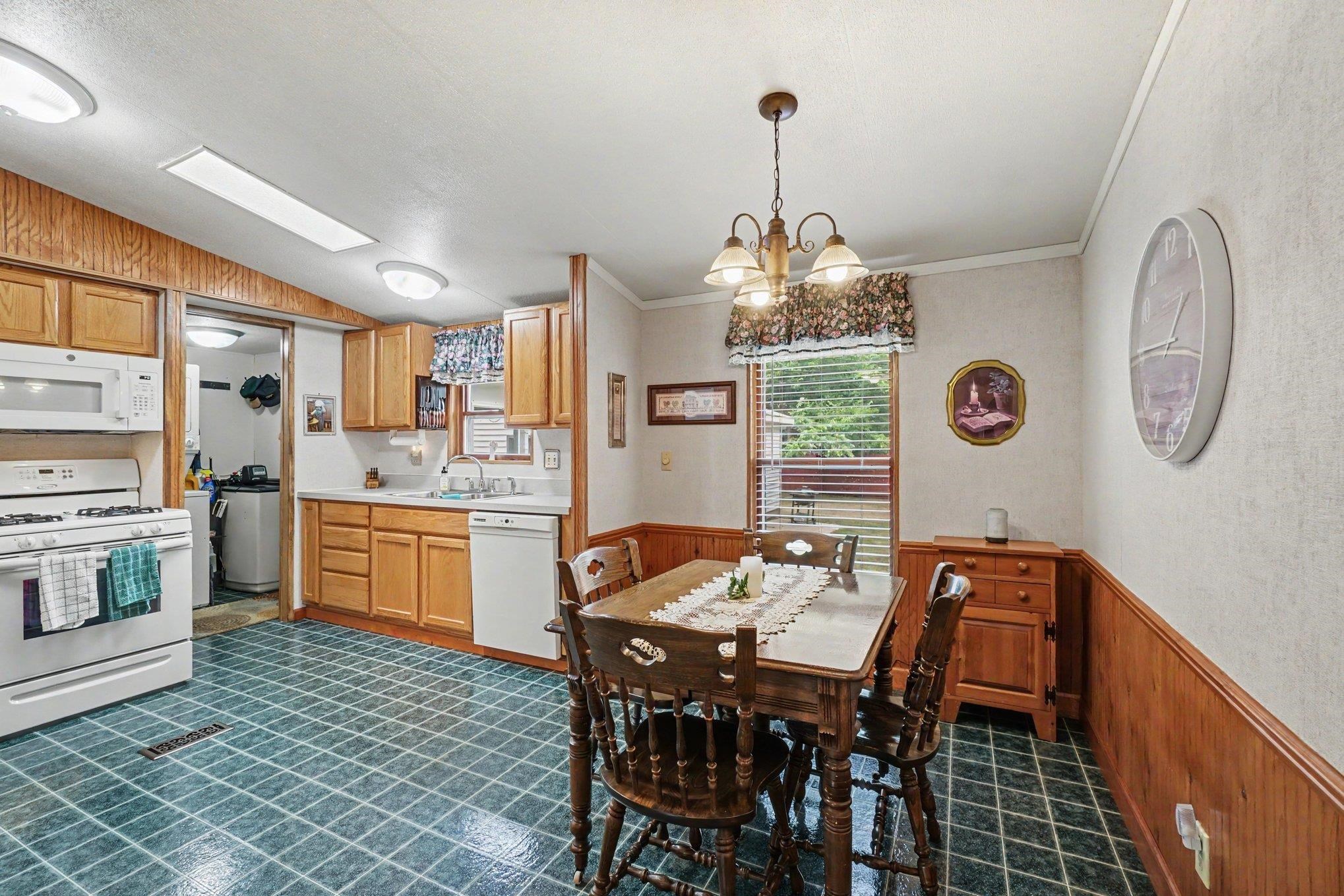 425 E Maple Street Property Photo 6