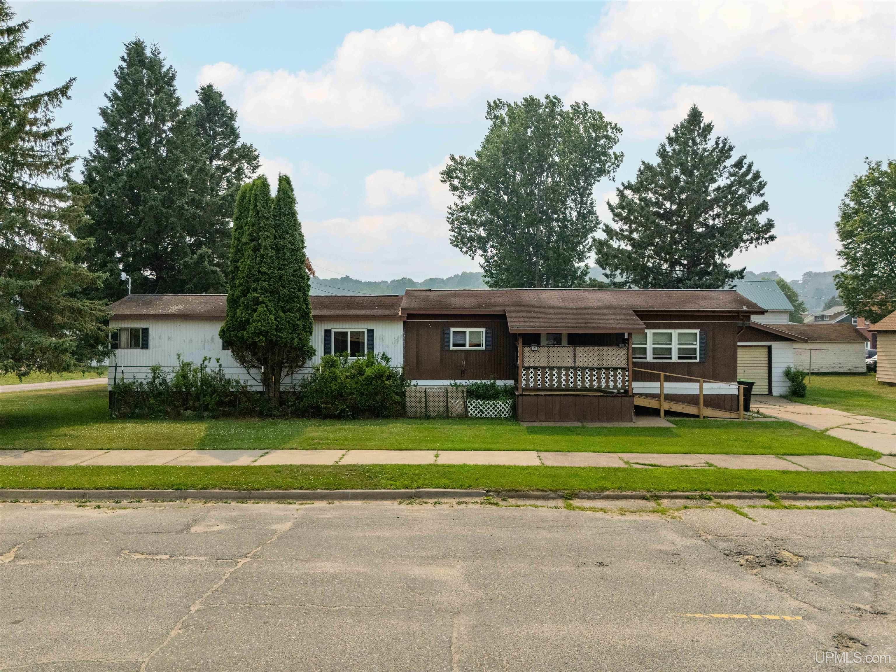 352 E 2nd Street Property Photo 1