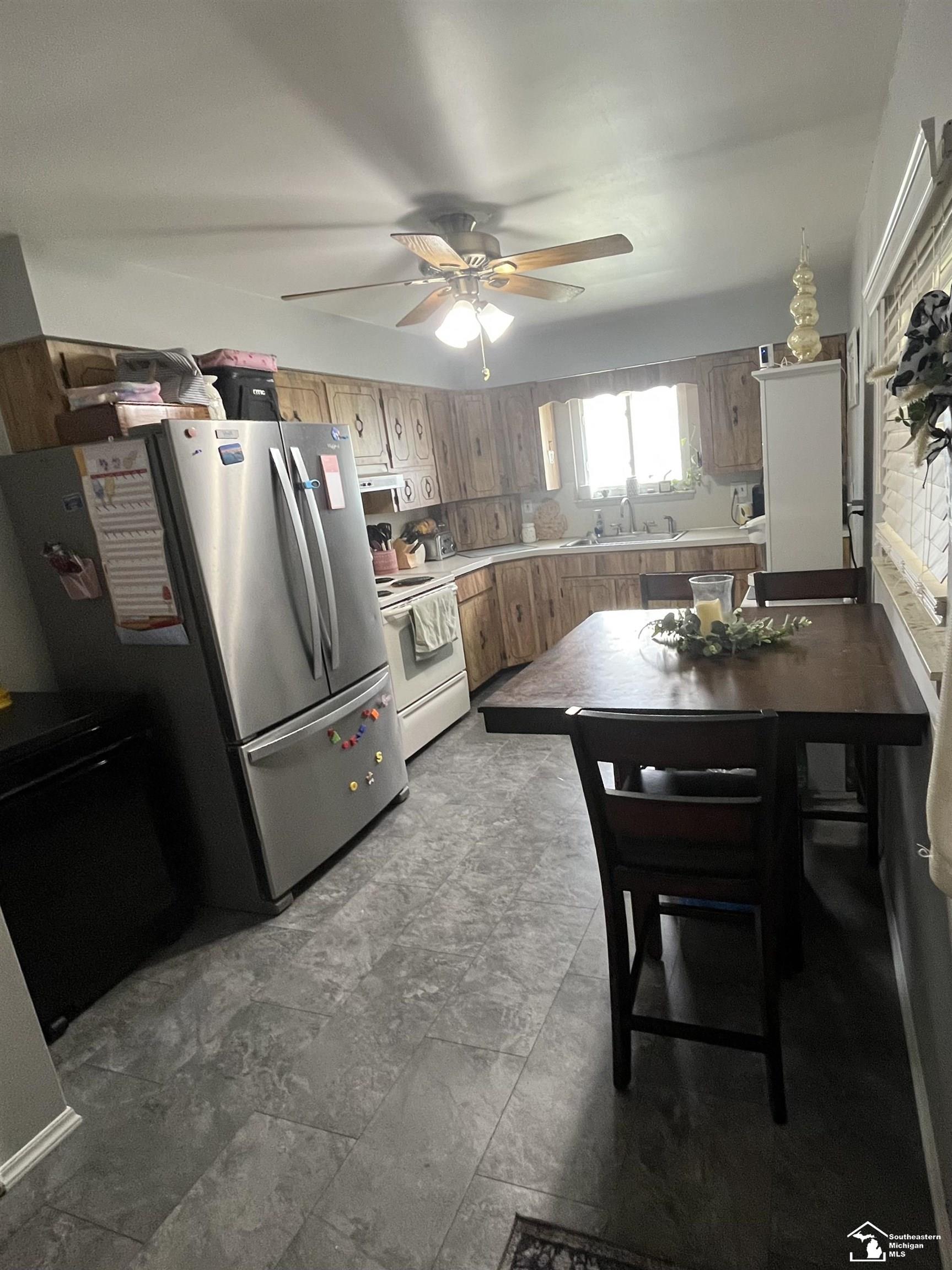 2071 Maplecrest Drive Property Photo 3