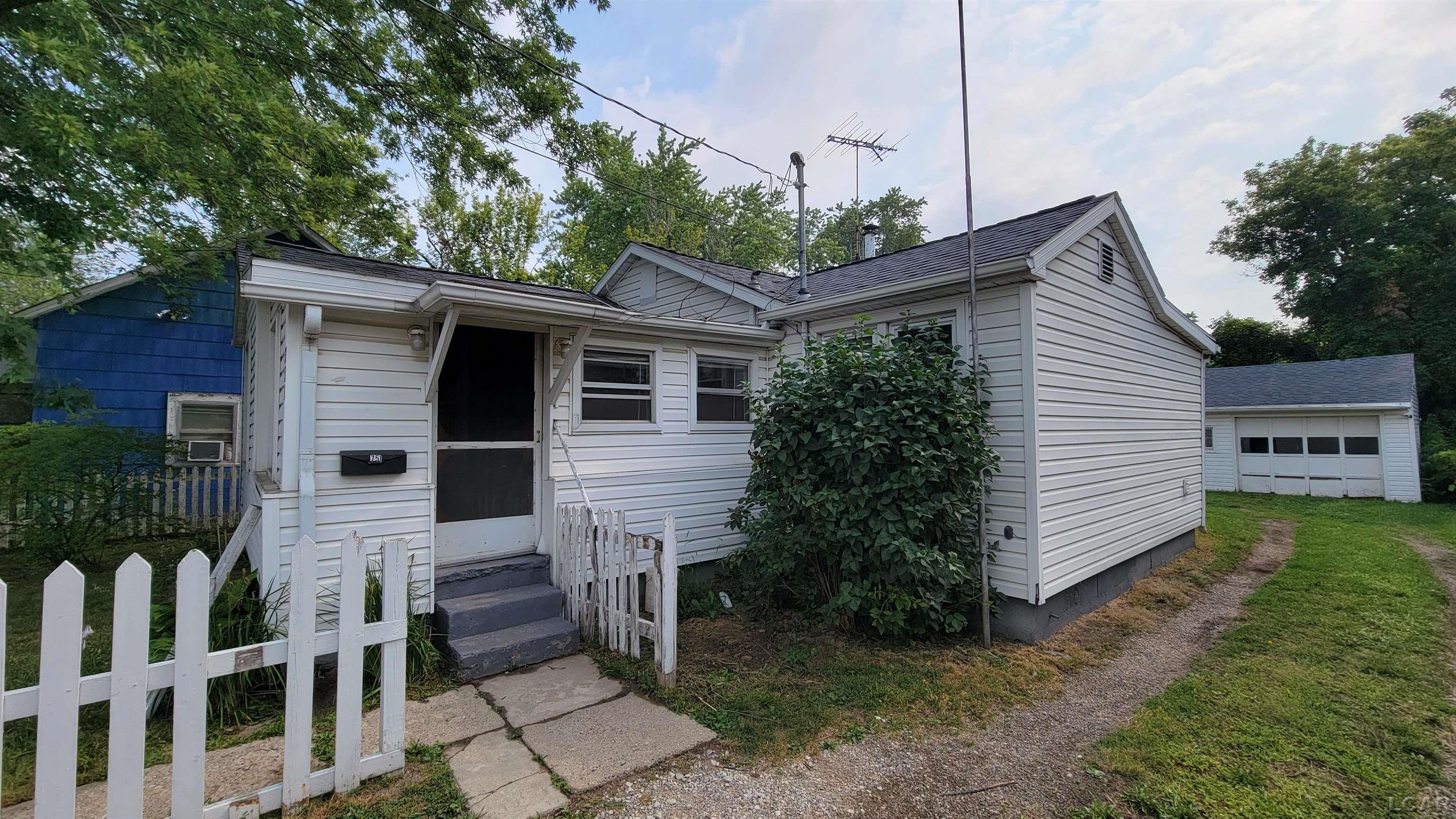 751 James Street Property Photo 2