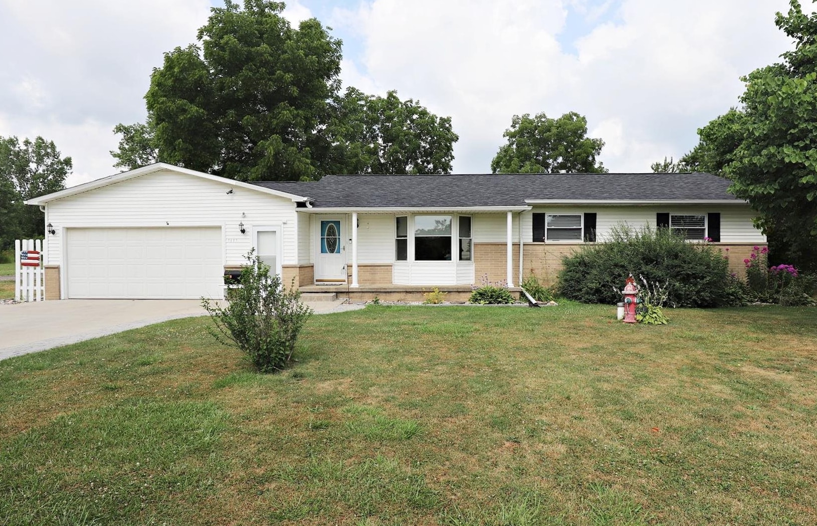 7437 N Linden Road Property Photo 1