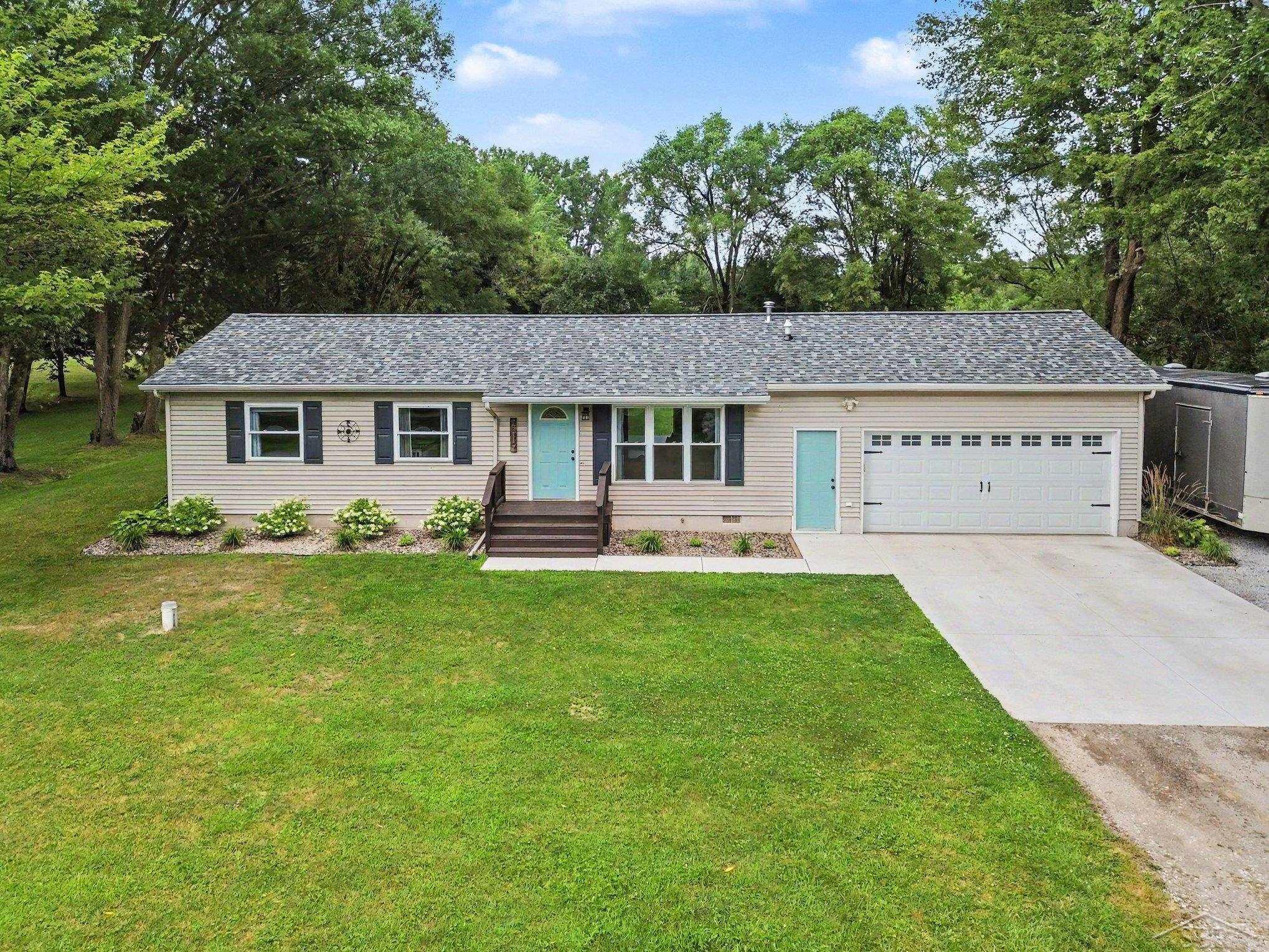2319 E Freeland Road Property Photo 1
