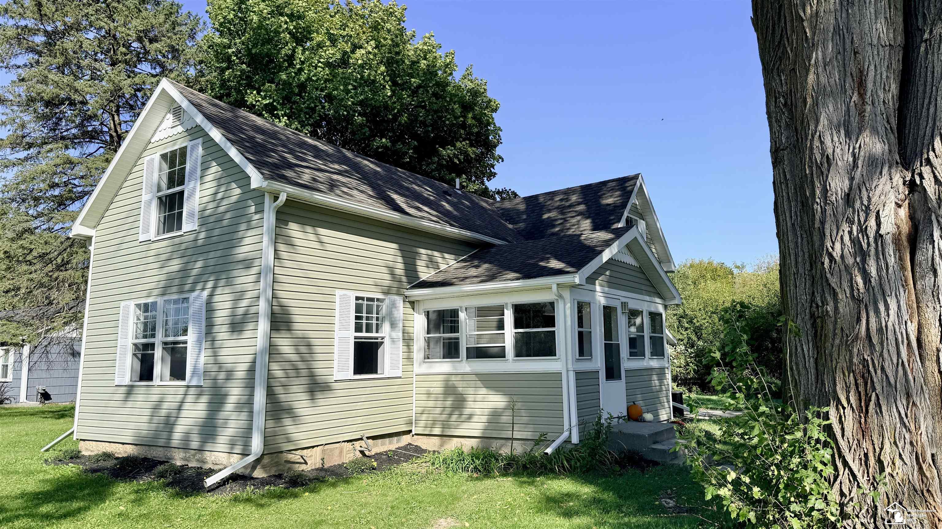 8408 Memorial Highway Property Photo 1