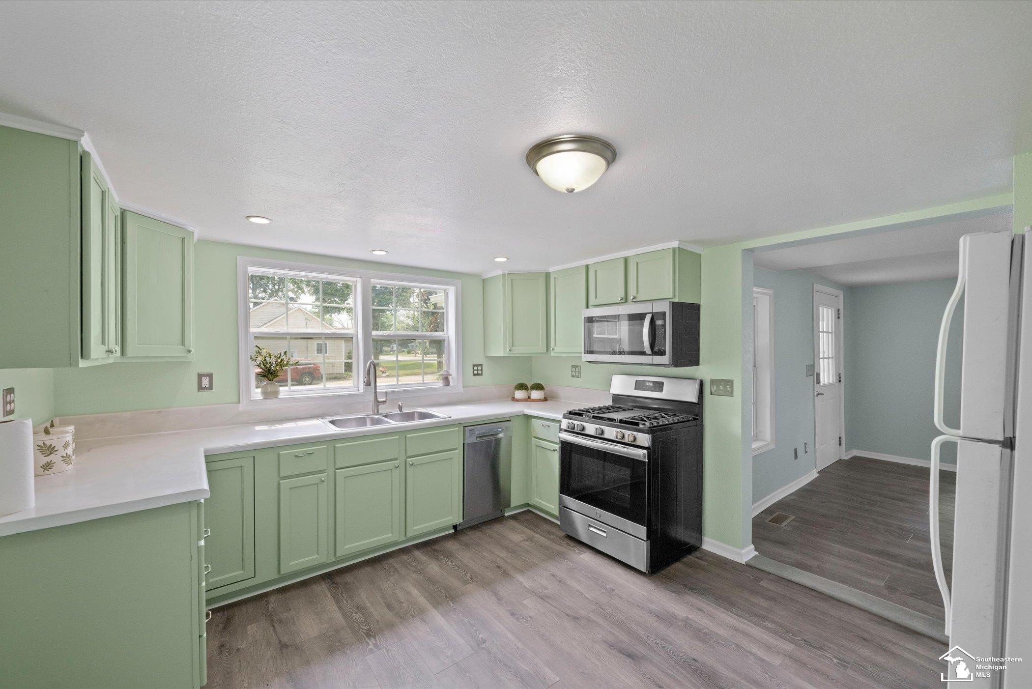 8408 Memorial Highway Property Photo 16