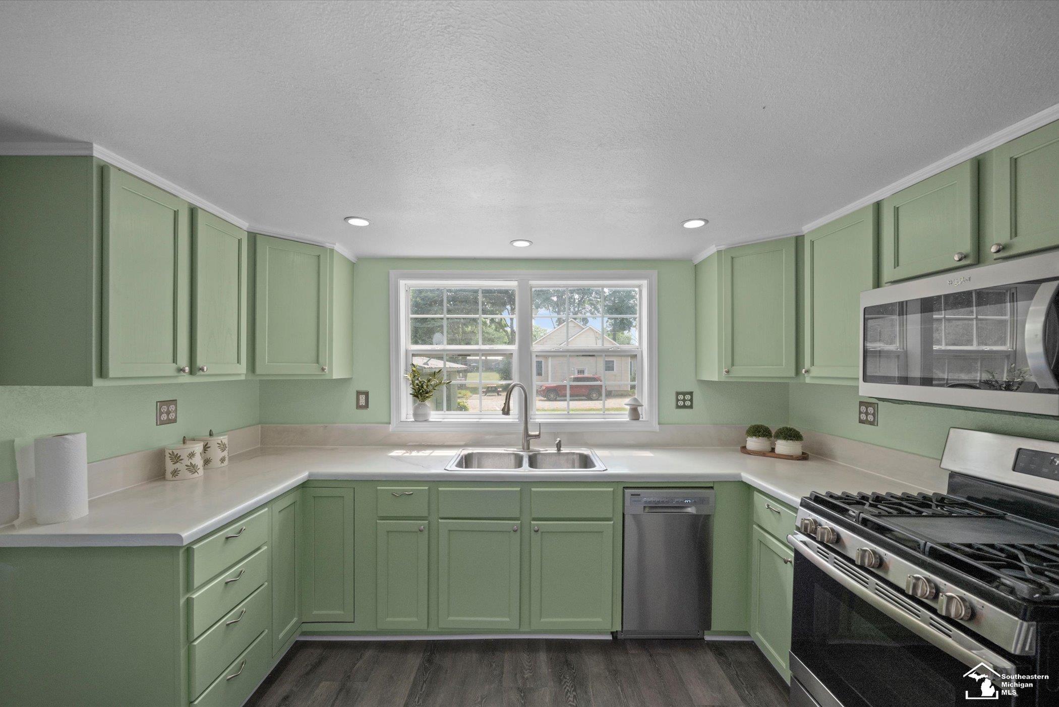 8408 Memorial Highway Property Photo 17