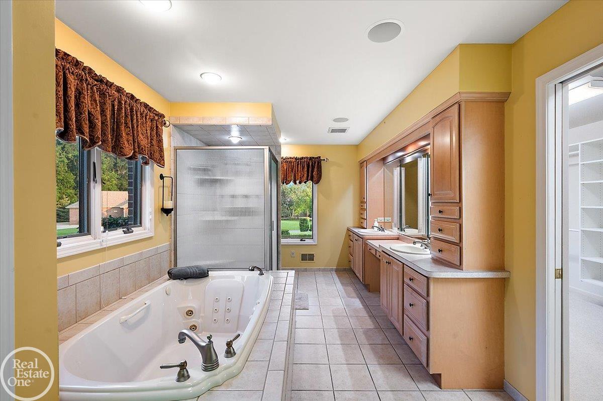 8849 Heatherwood Court Property Photo 32