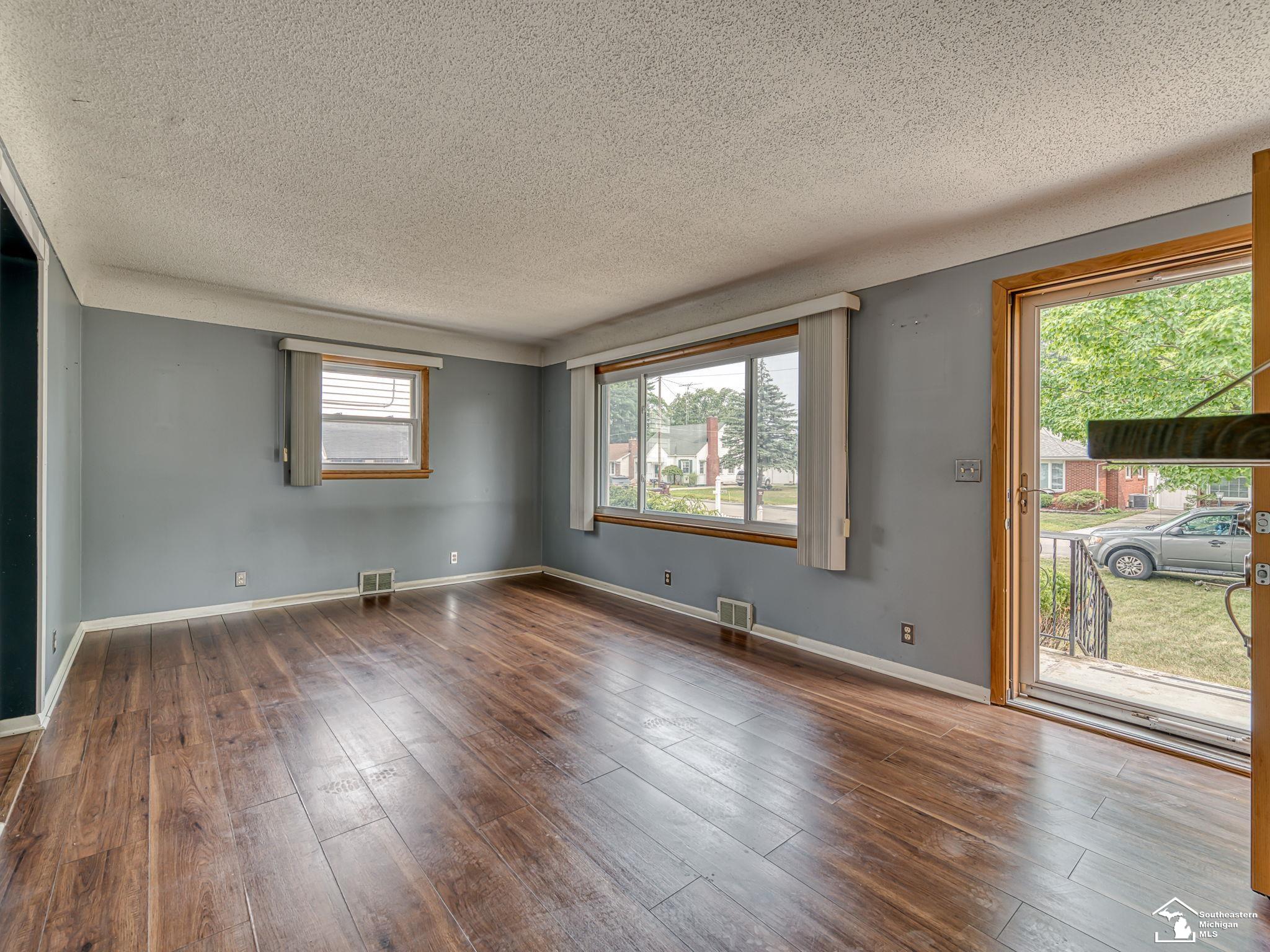 5929 Oakwood Drive Property Photo 3