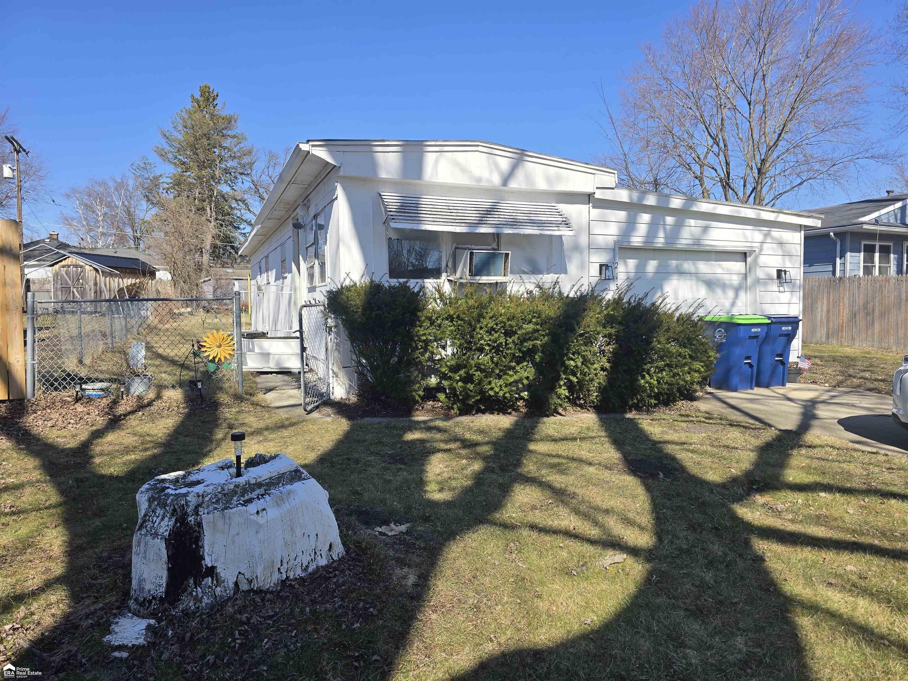 213 E Oak Street Property Photo 1