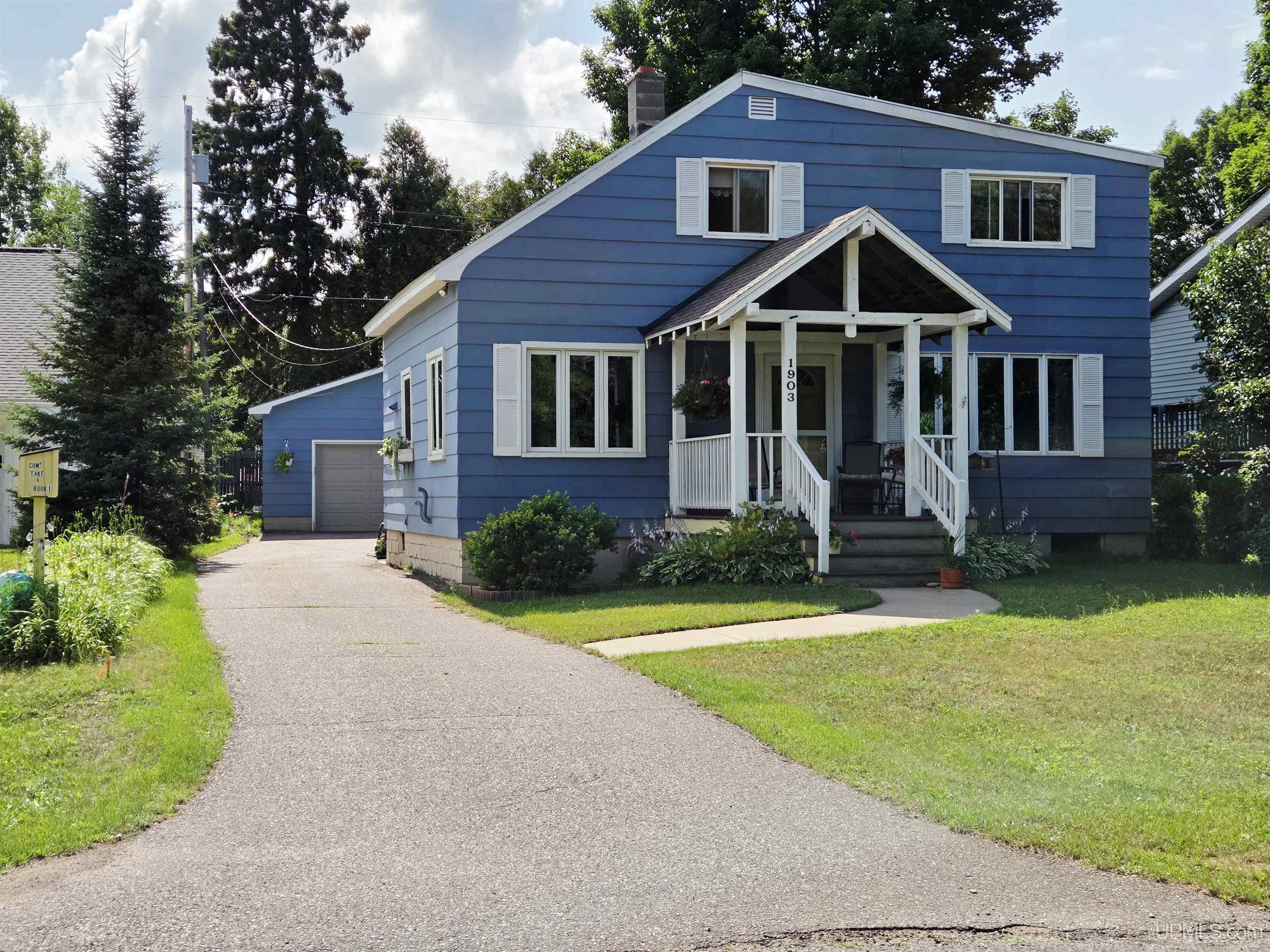 1903 Prairie Avenue Property Photo 1