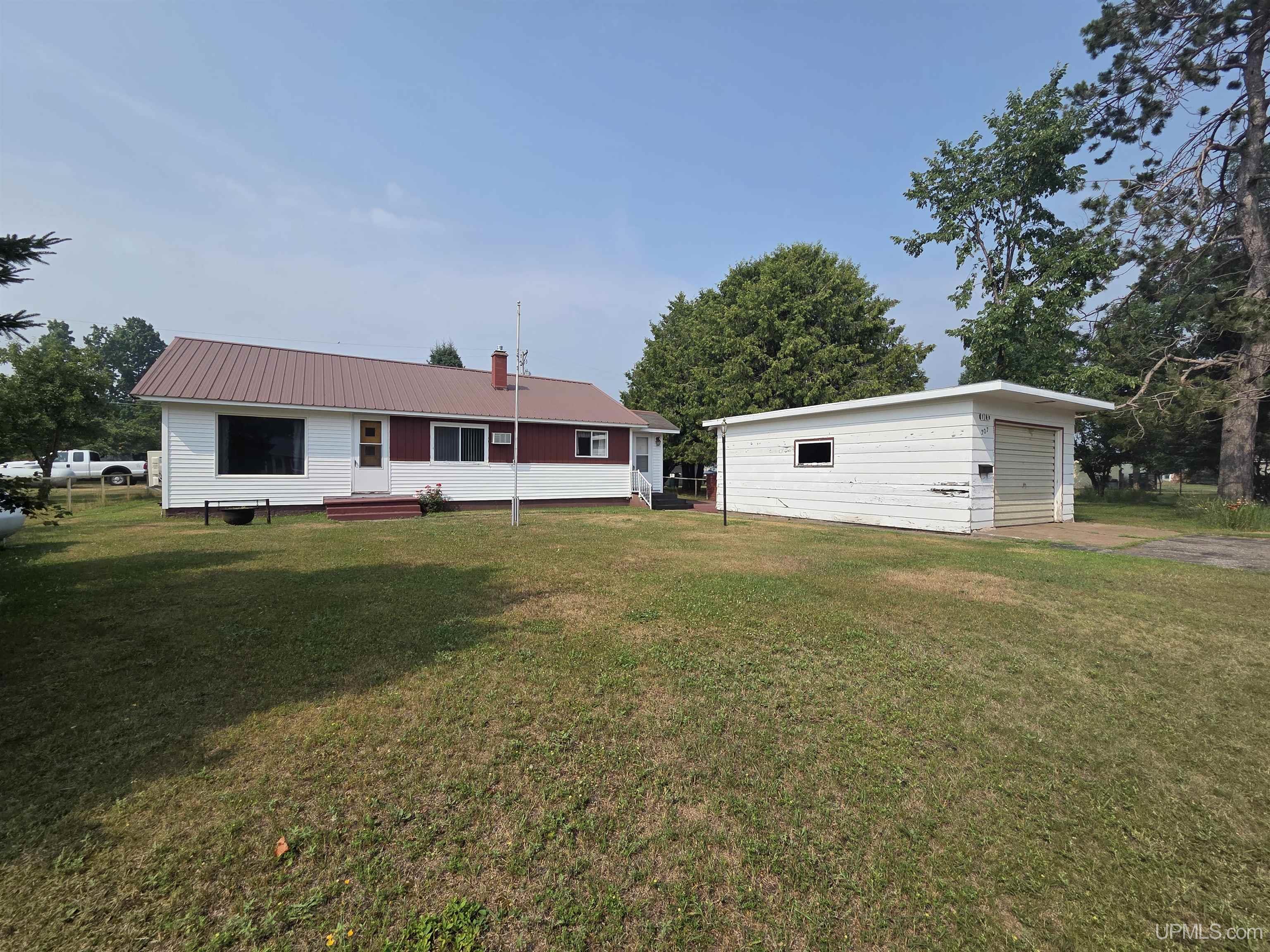207 Pine Street Property Photo 1