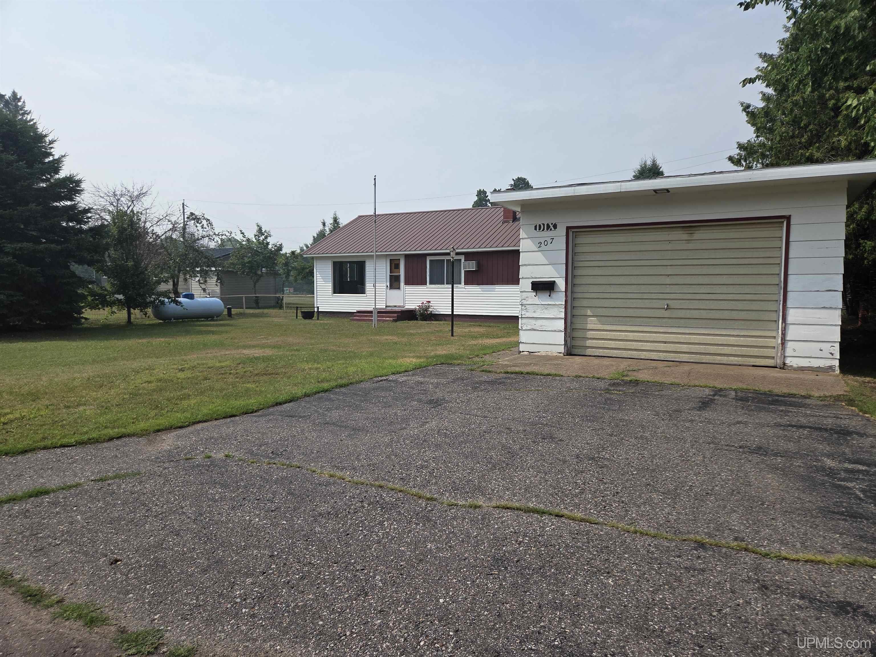 207 Pine Street Property Photo 2