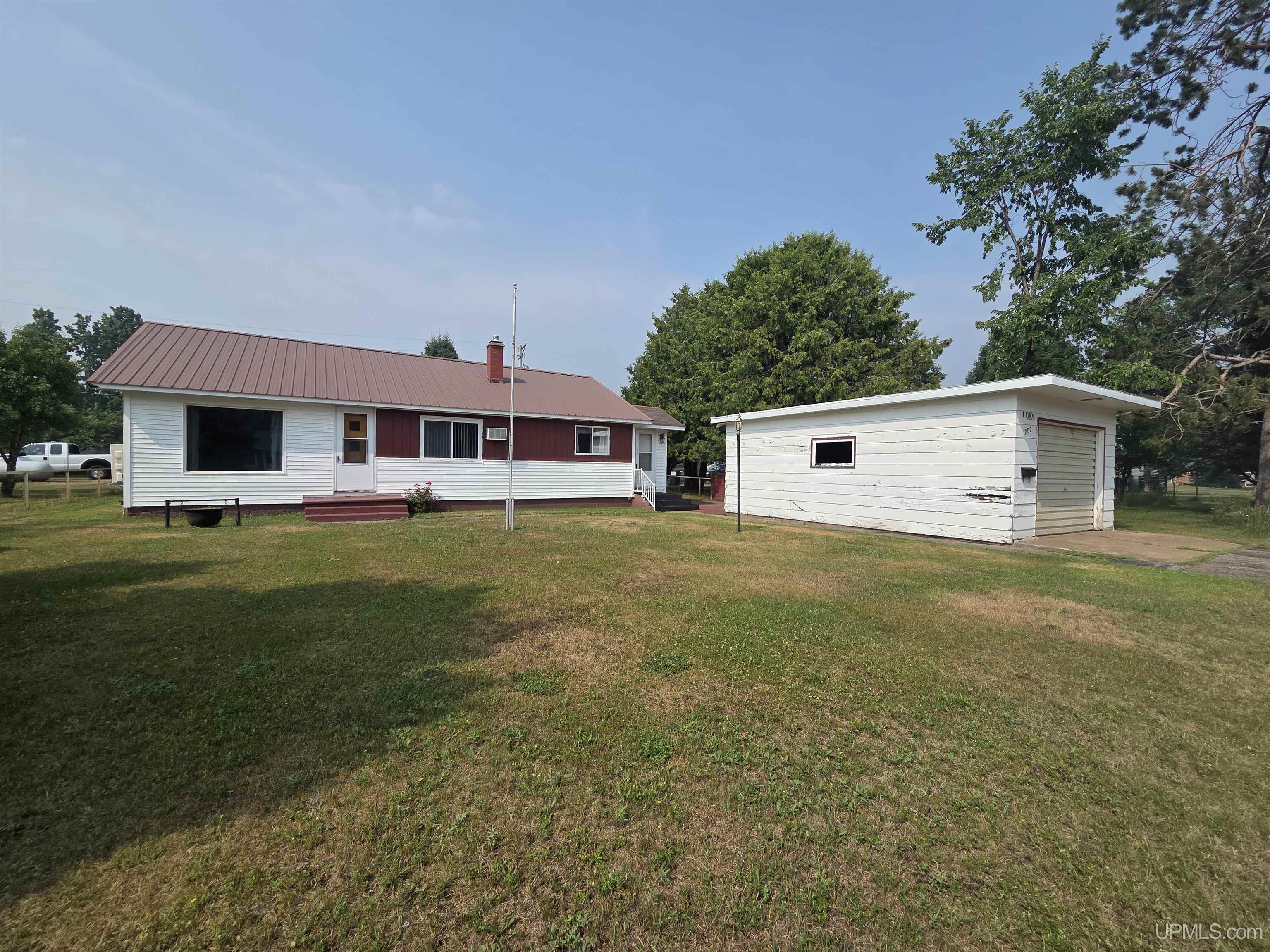 207 Pine Street Property Photo 27