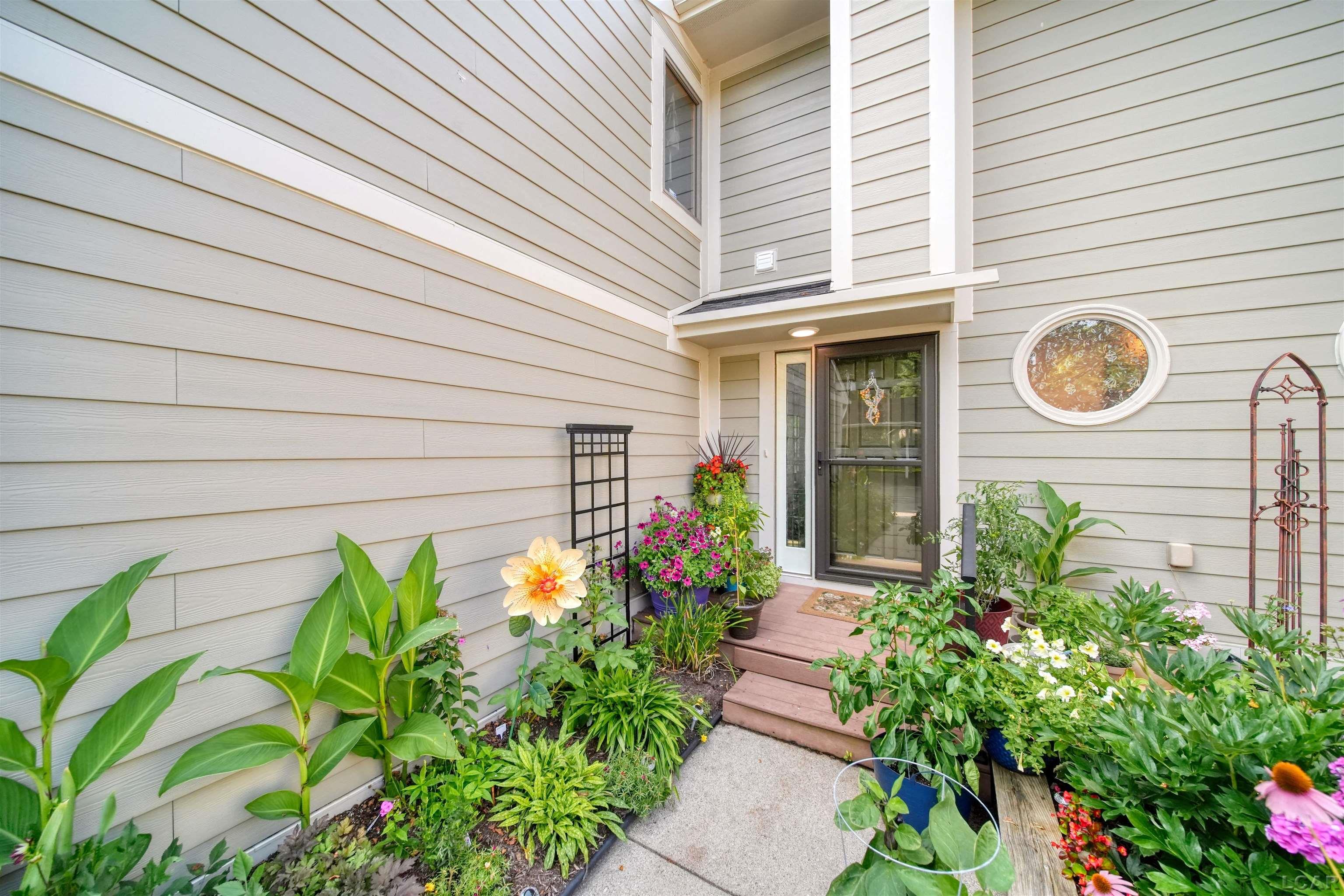 288 Whitlock St Street Property Photo 4