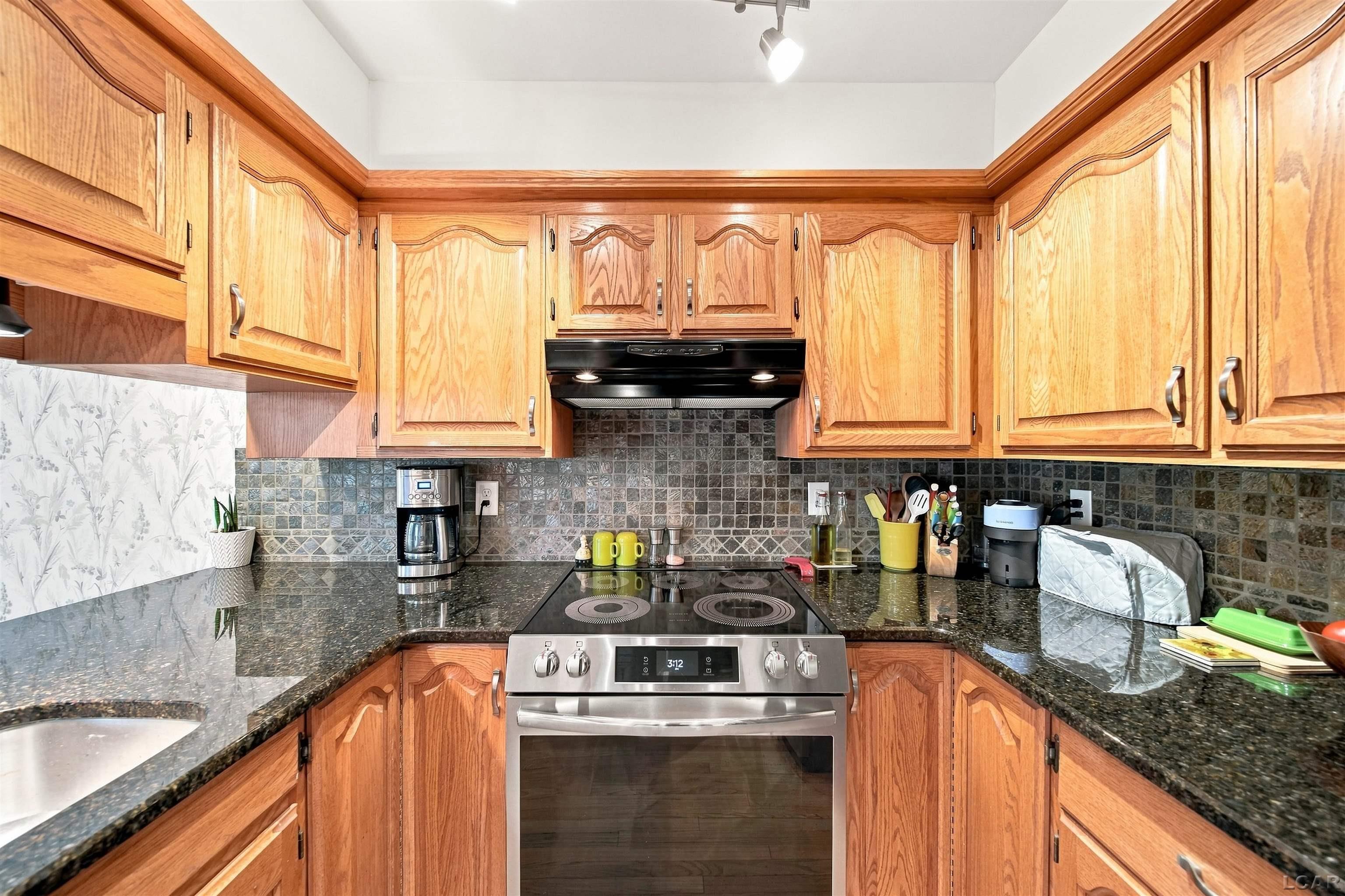288 Whitlock St Street Property Photo 18