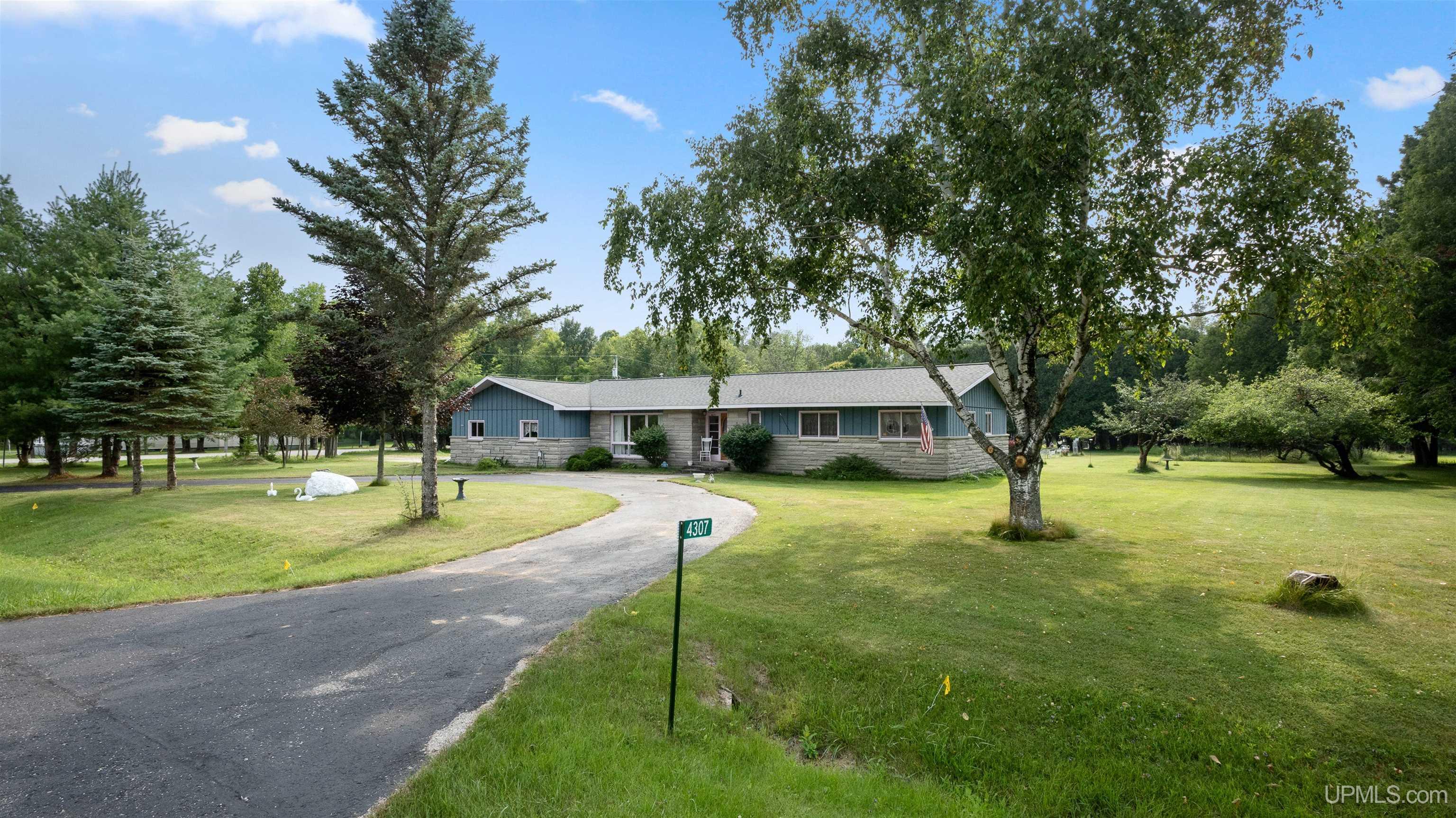 4307 M Road Property Photo 3