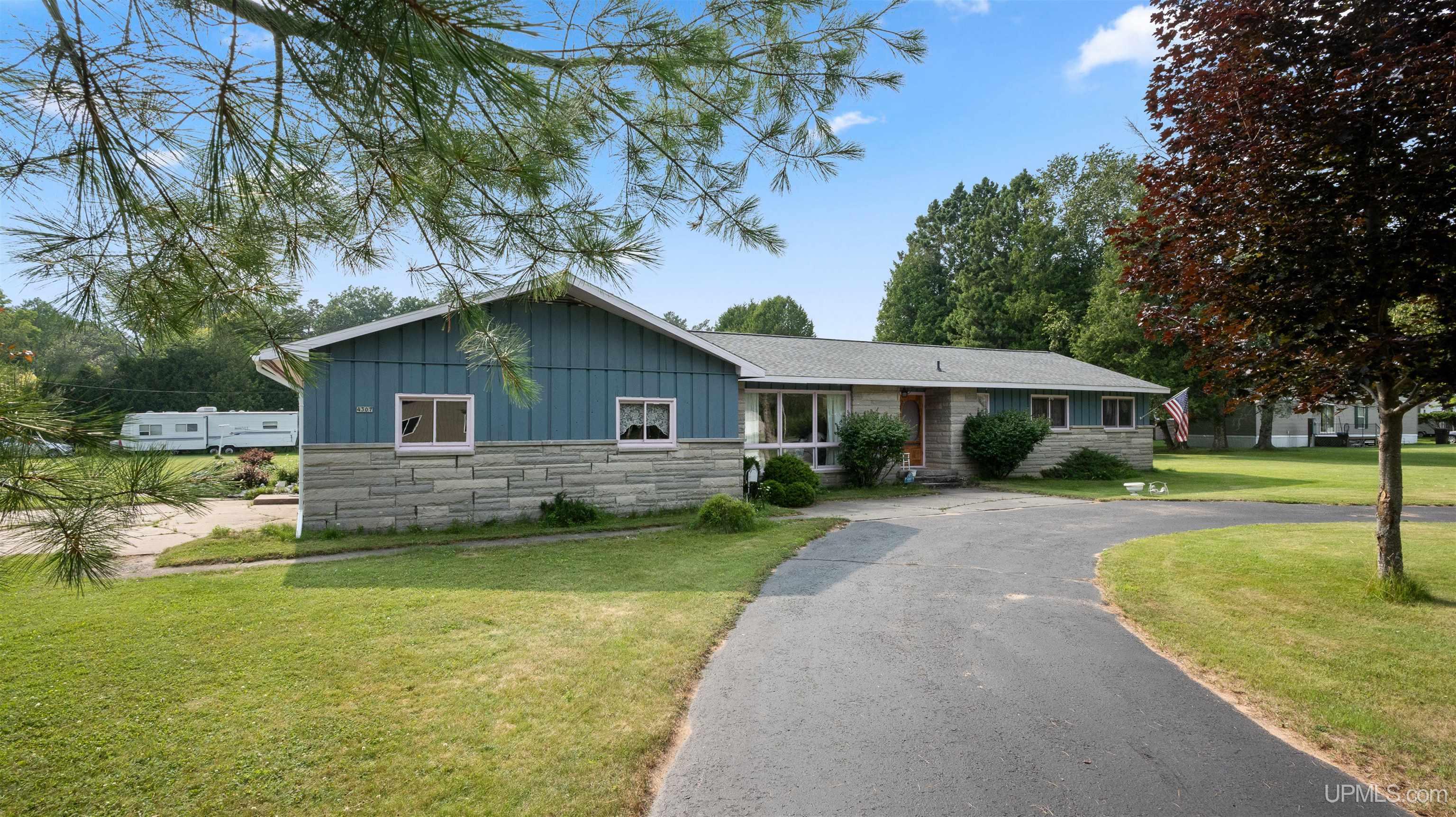 4307 M Road Property Photo 4