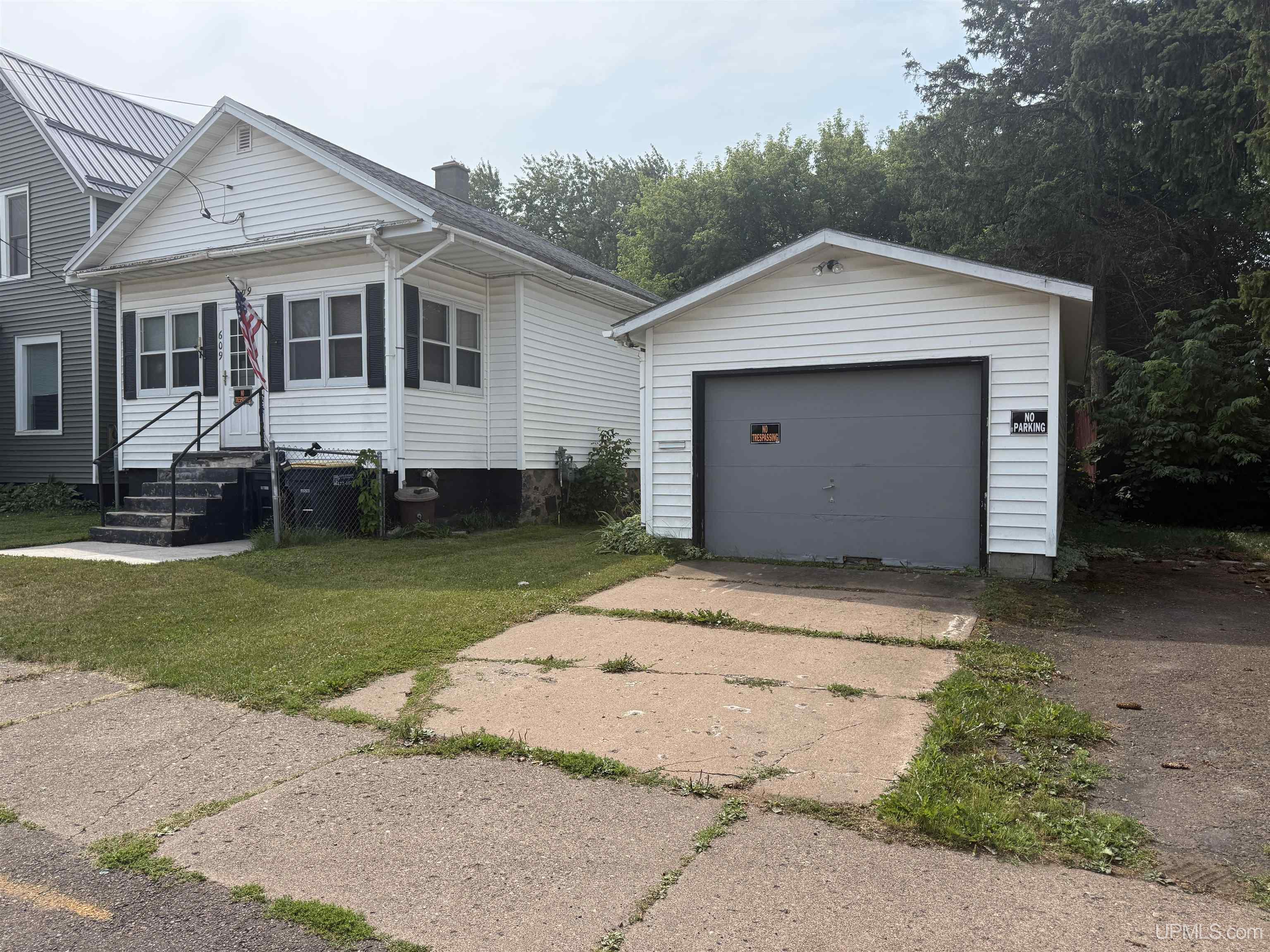 609 Sutherland Street Property Photo 2
