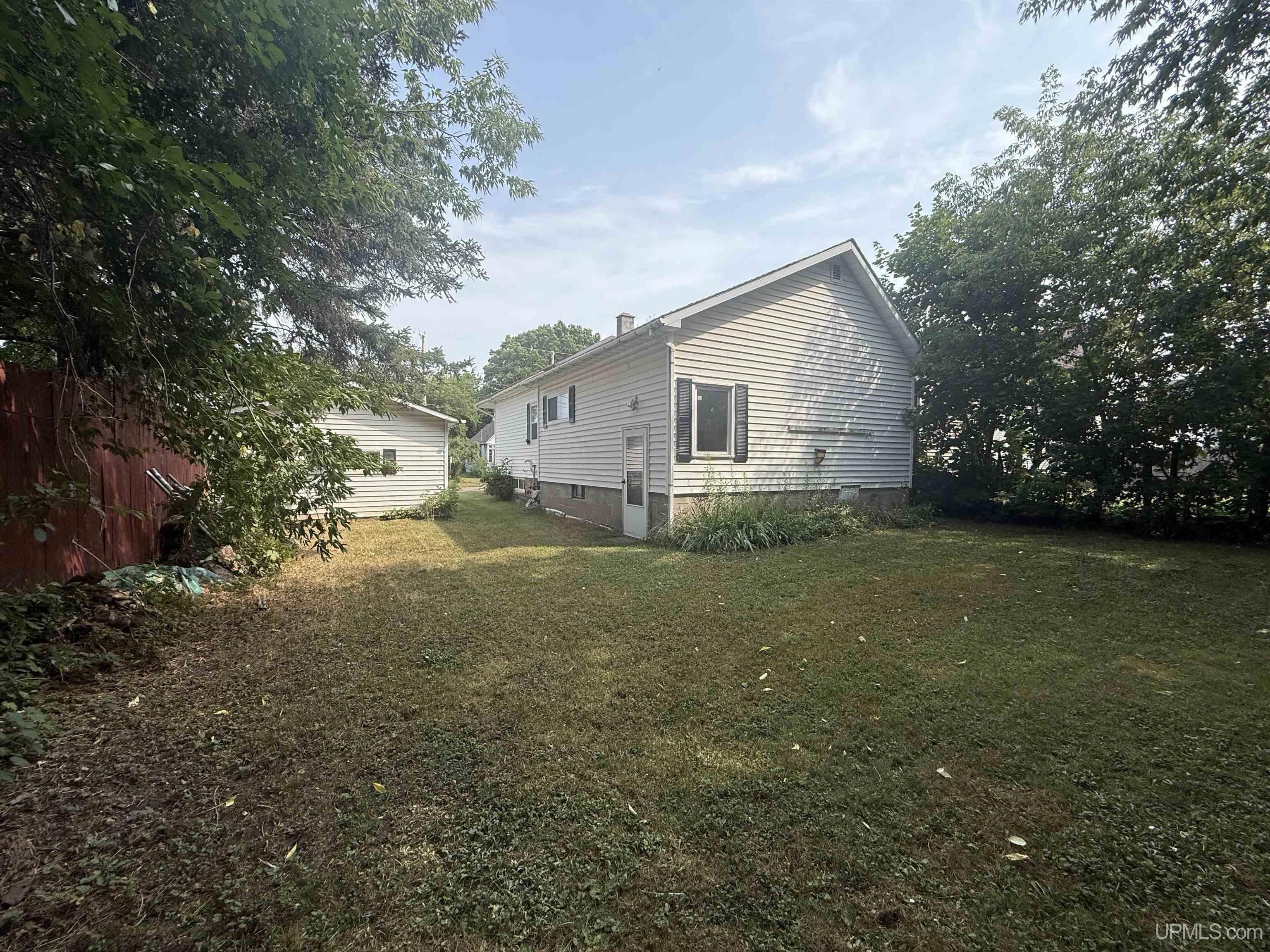 609 Sutherland Street Property Photo 3