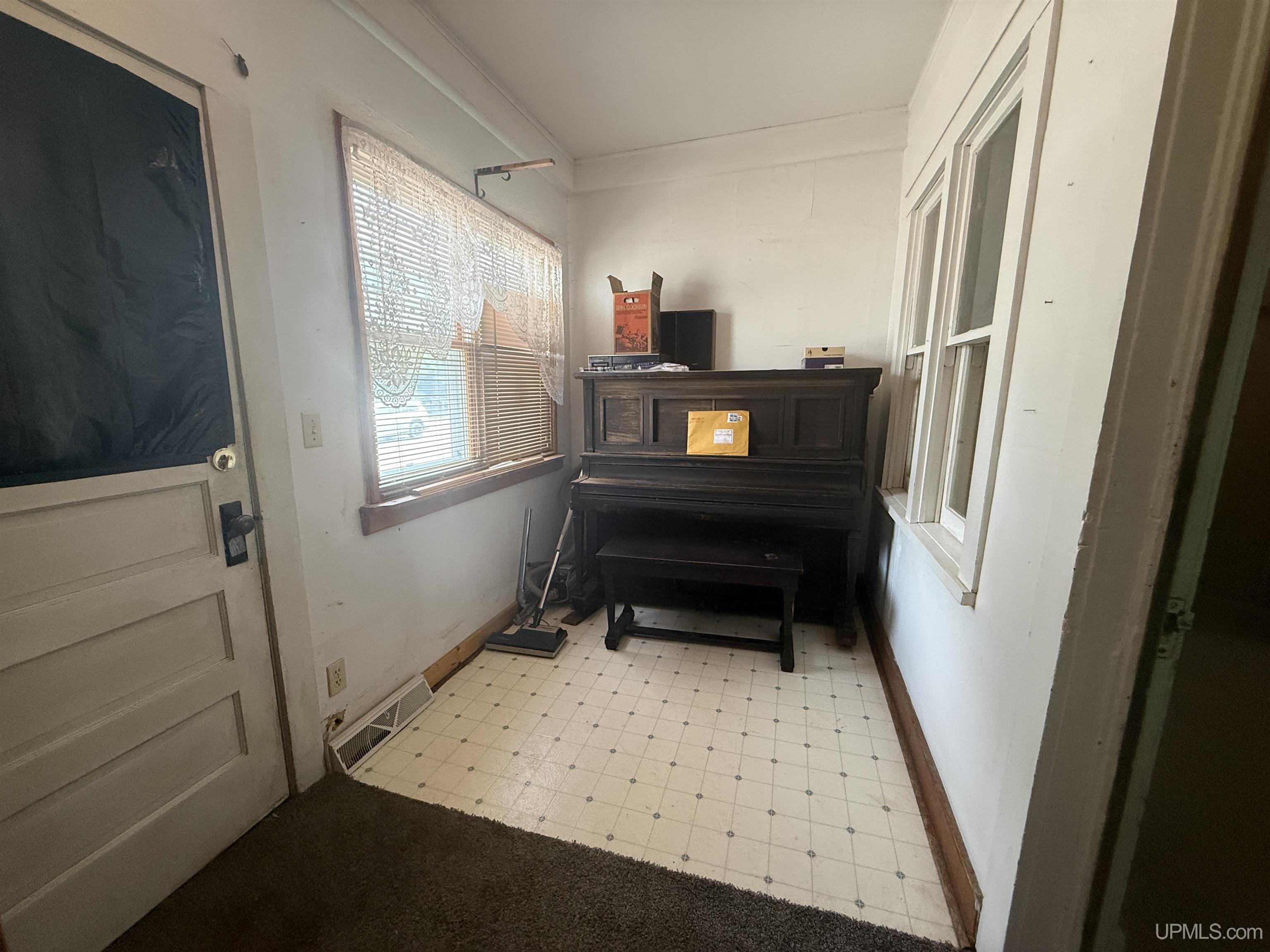 609 Sutherland Street Property Photo 5