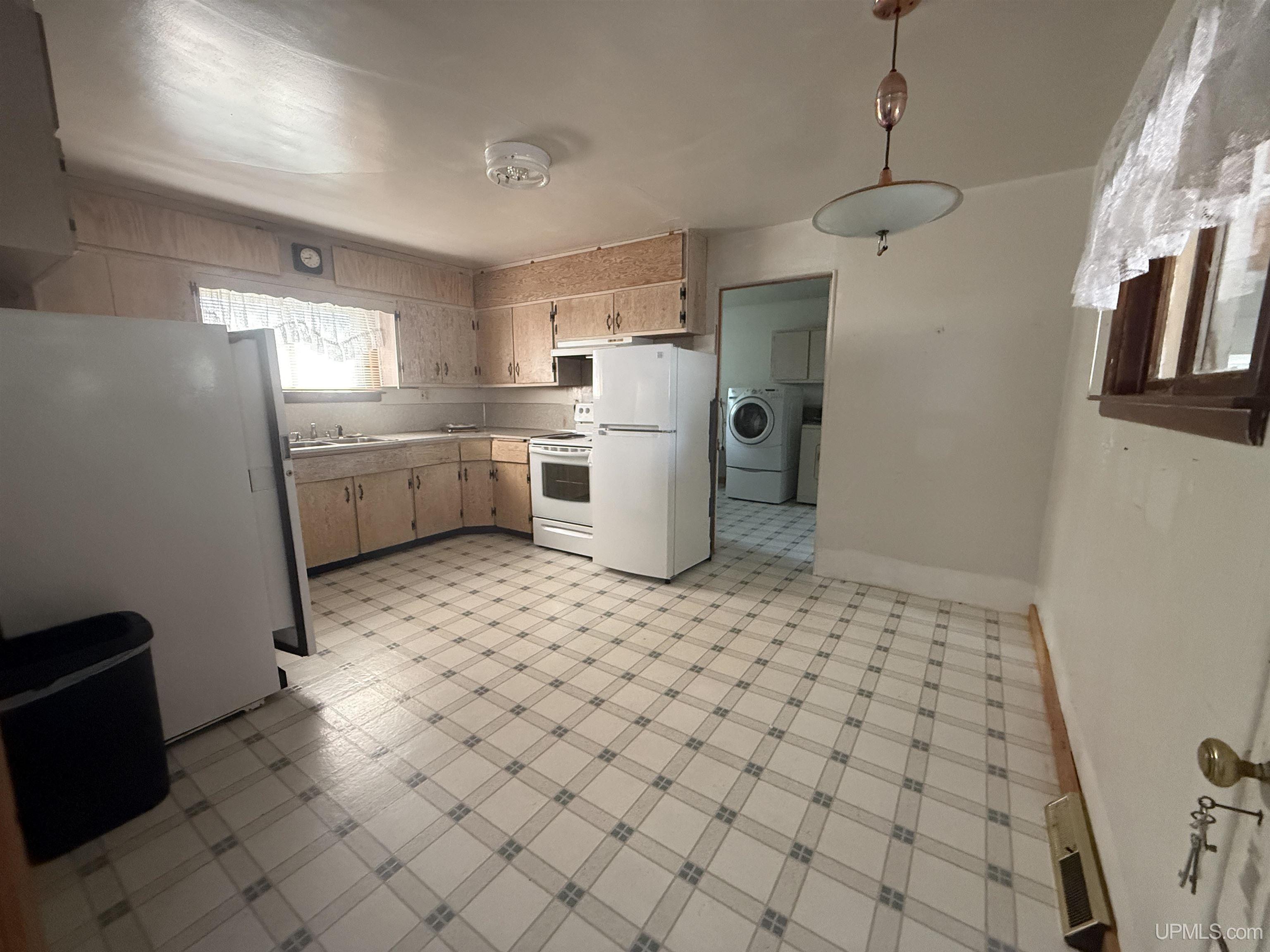 609 Sutherland Street Property Photo 9