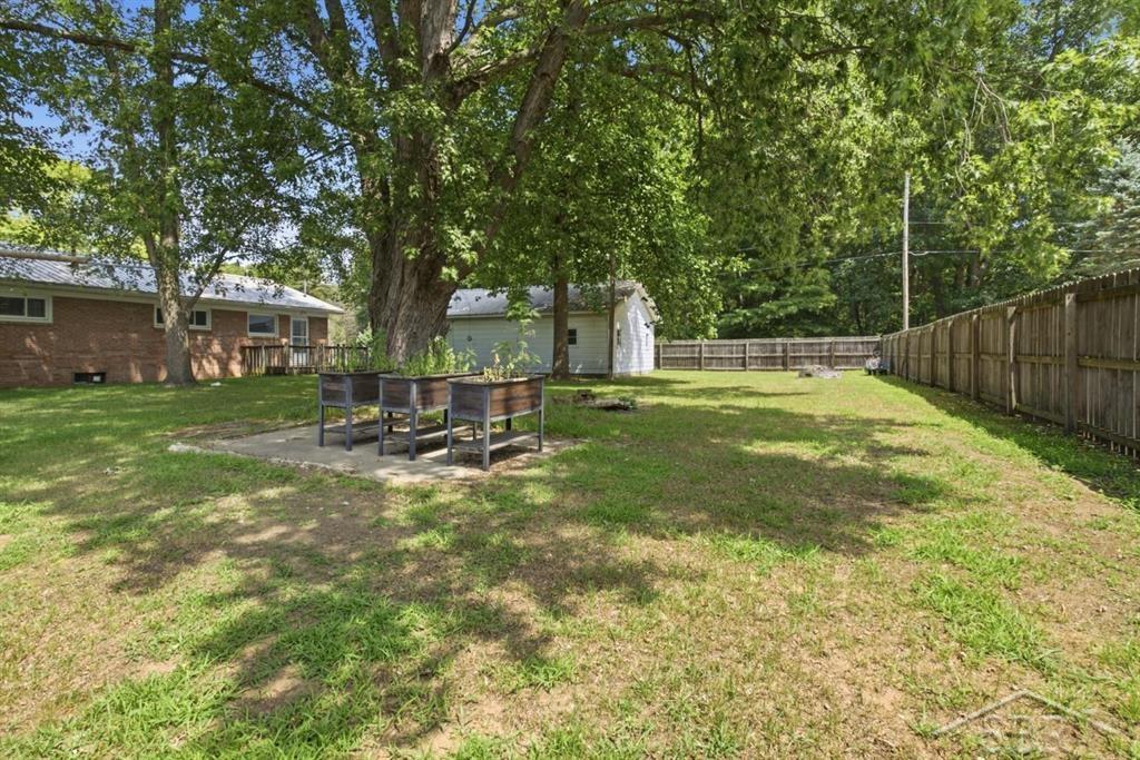 1072 E Stewart Road Property Photo 9