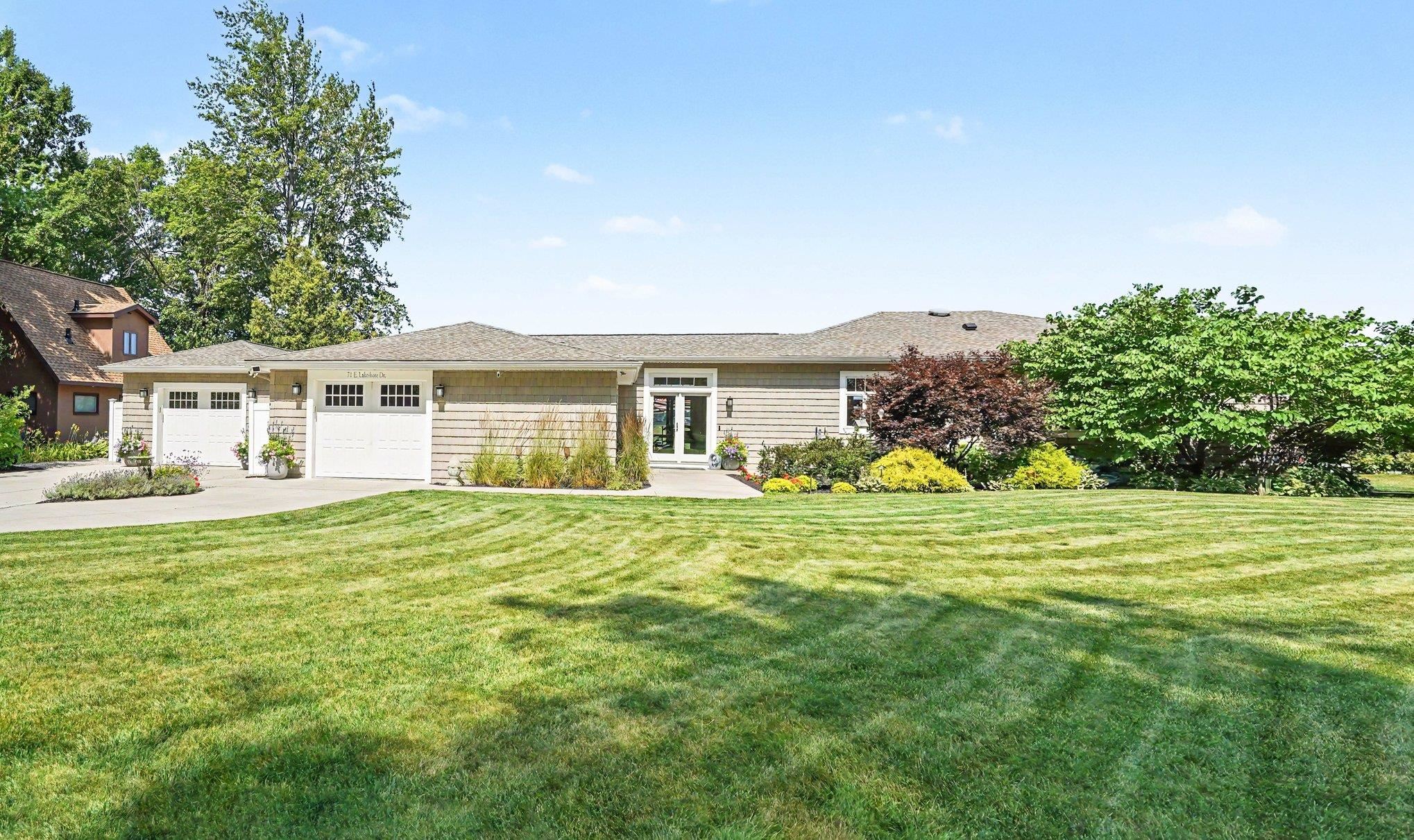 71 E Lakeshore Drive Property Photo 3