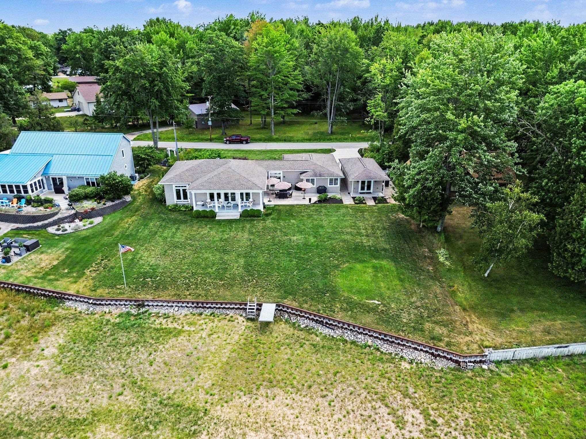 71 E Lakeshore Drive Property Photo 4