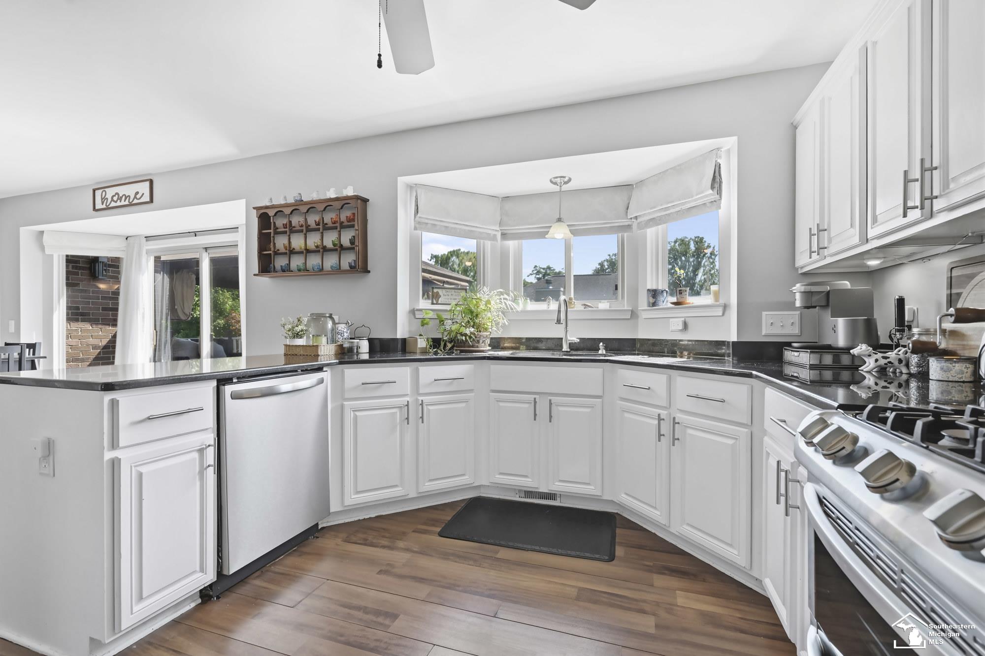 27012 Mary Court Property Photo 10