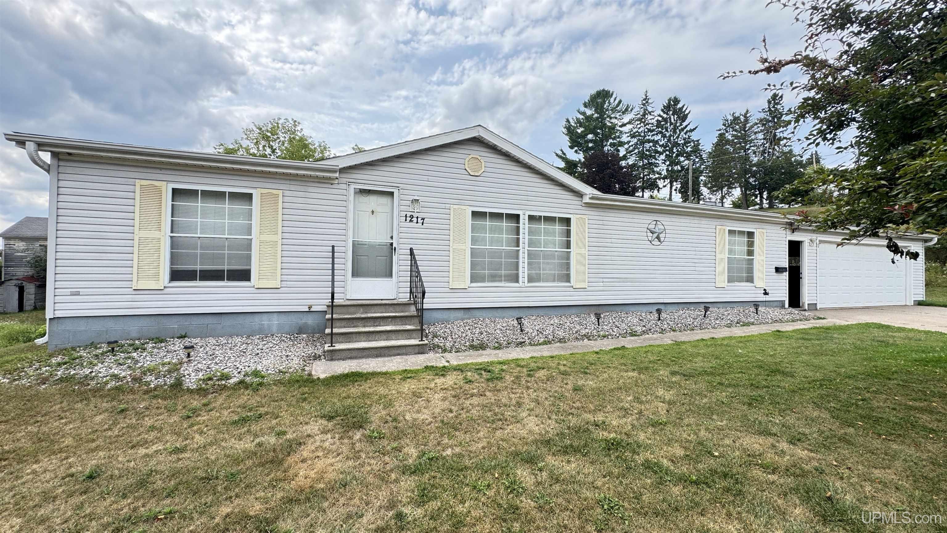 1217 Bluff Street Property Photo 1