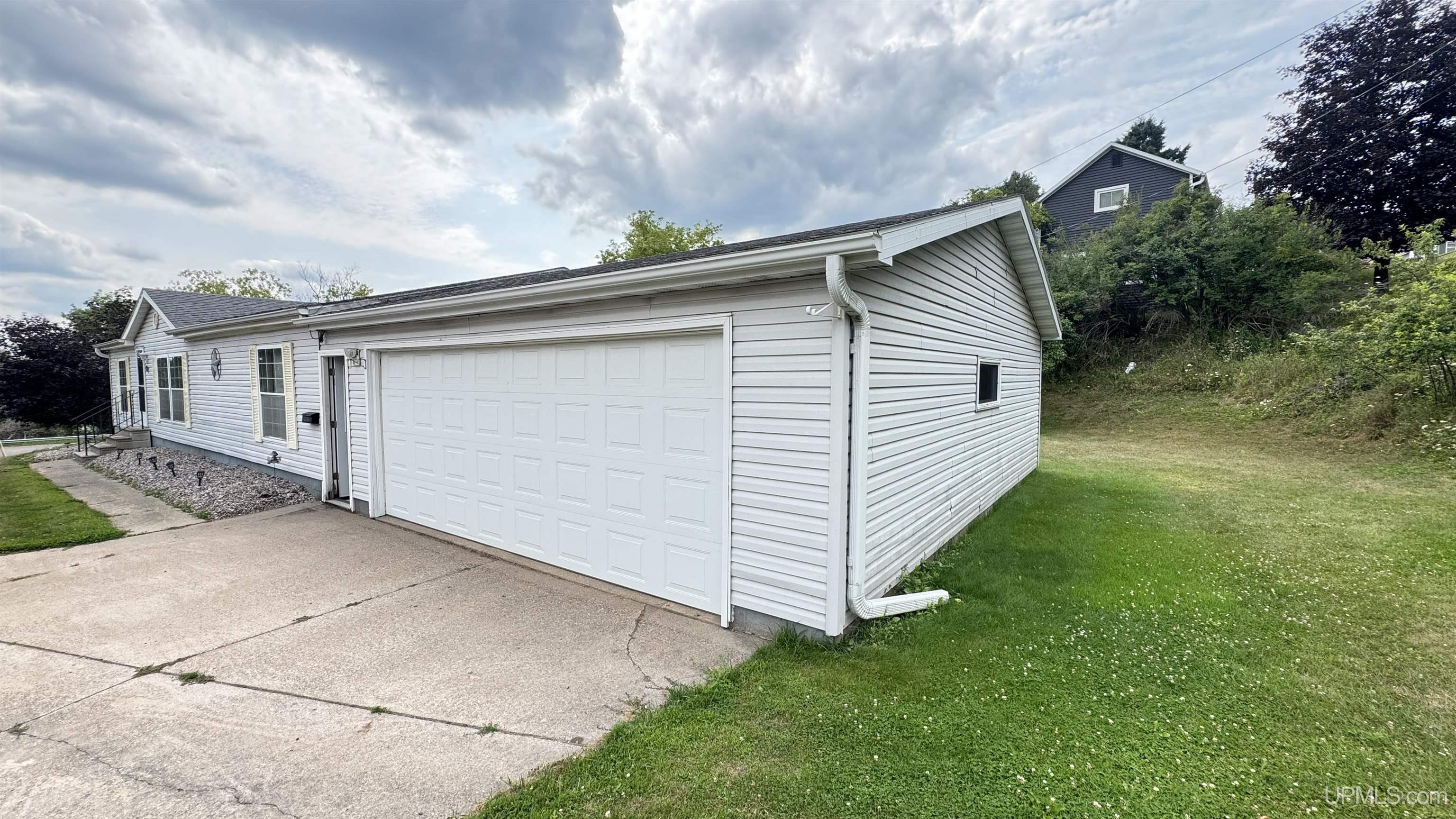 1217 Bluff Street Property Photo 2