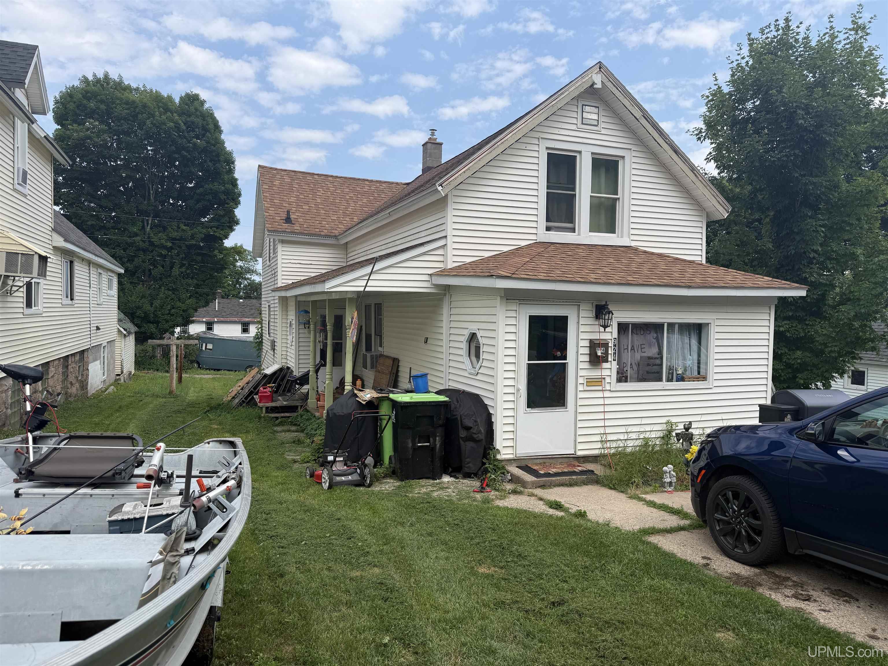 924 W Superior Street Property Photo 1