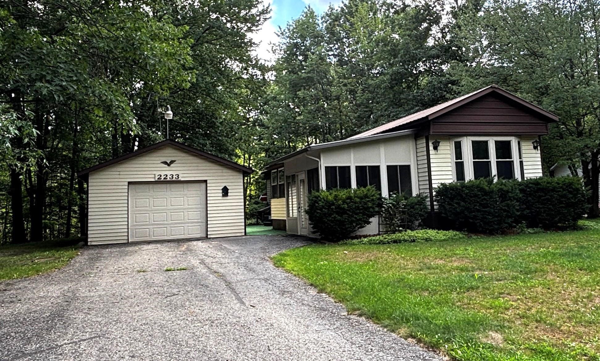 2233 OAKRIDGE Drive