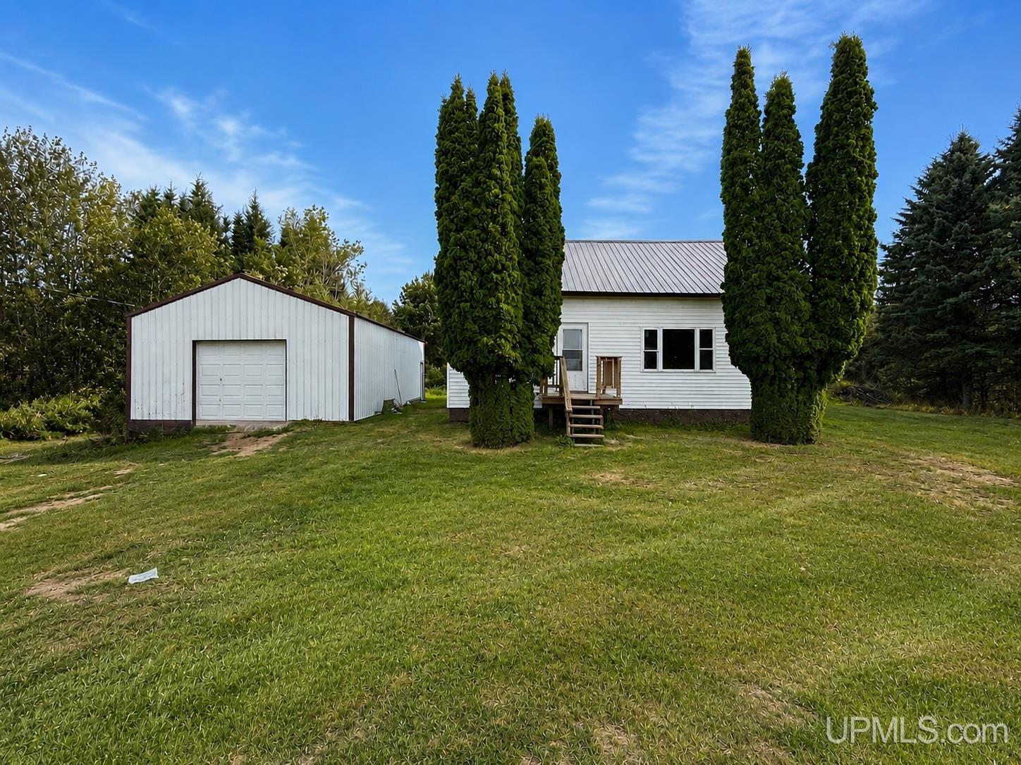 900 Manistique Avenue Property Photo 1