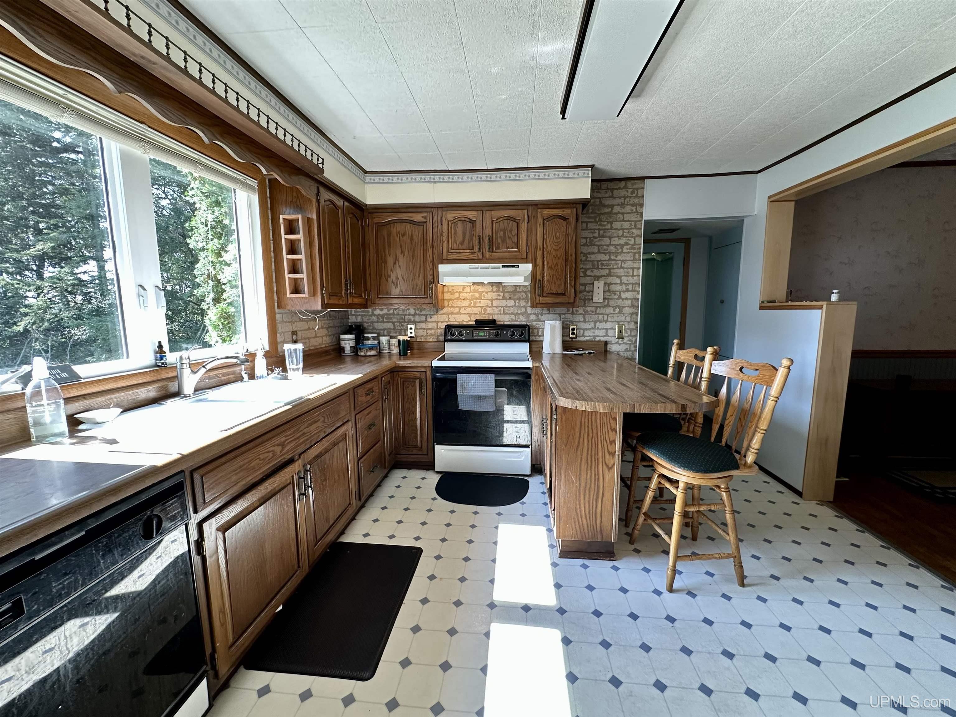 1114 Willow Road Property Photo 5