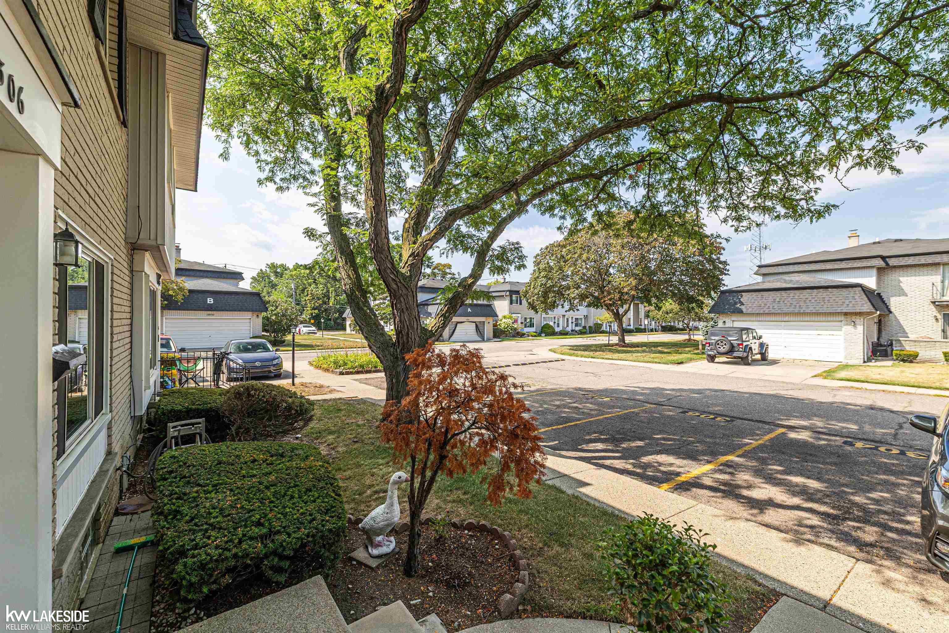 28306 Universal Drive Property Photo 3