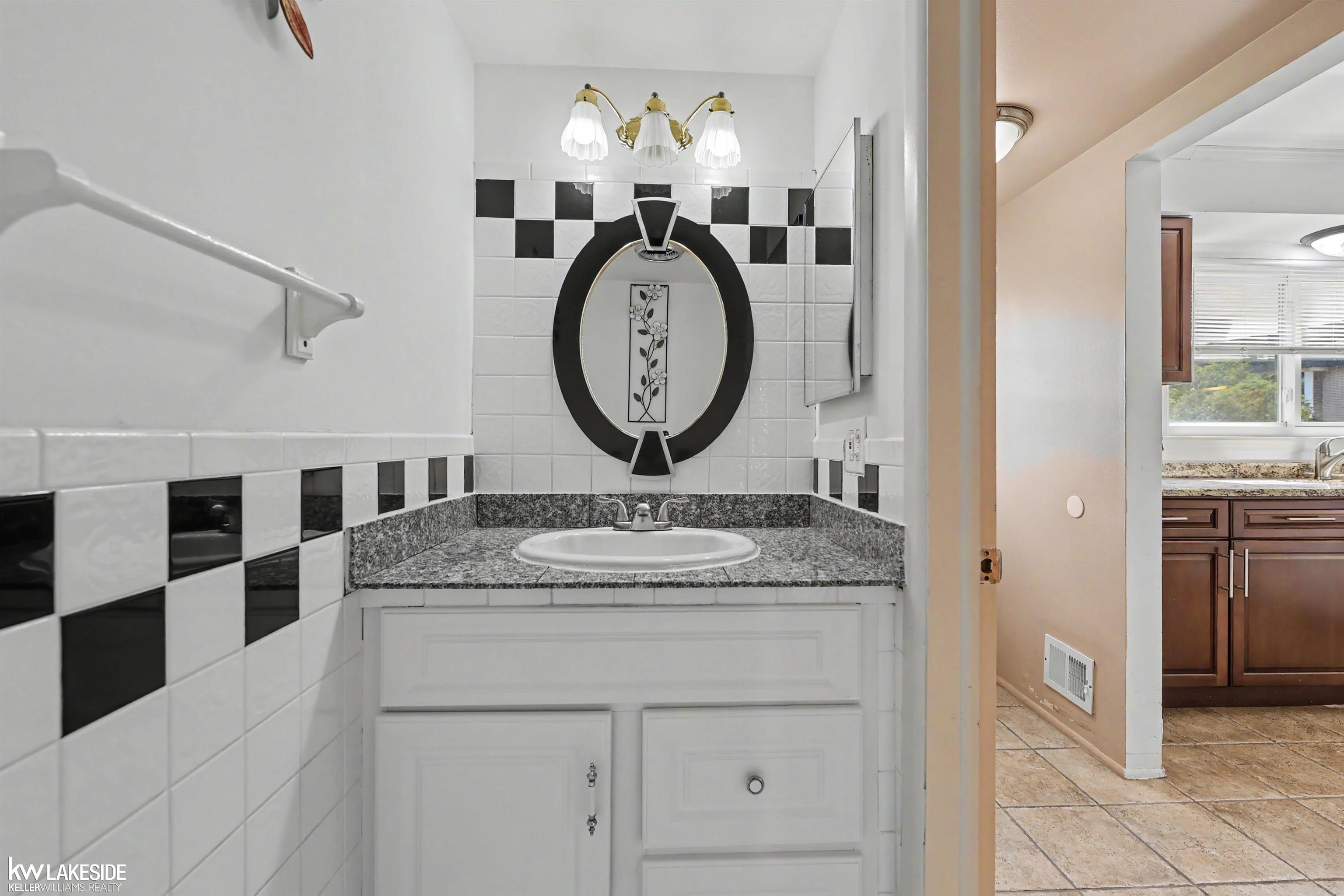 28306 Universal Drive Property Photo 19