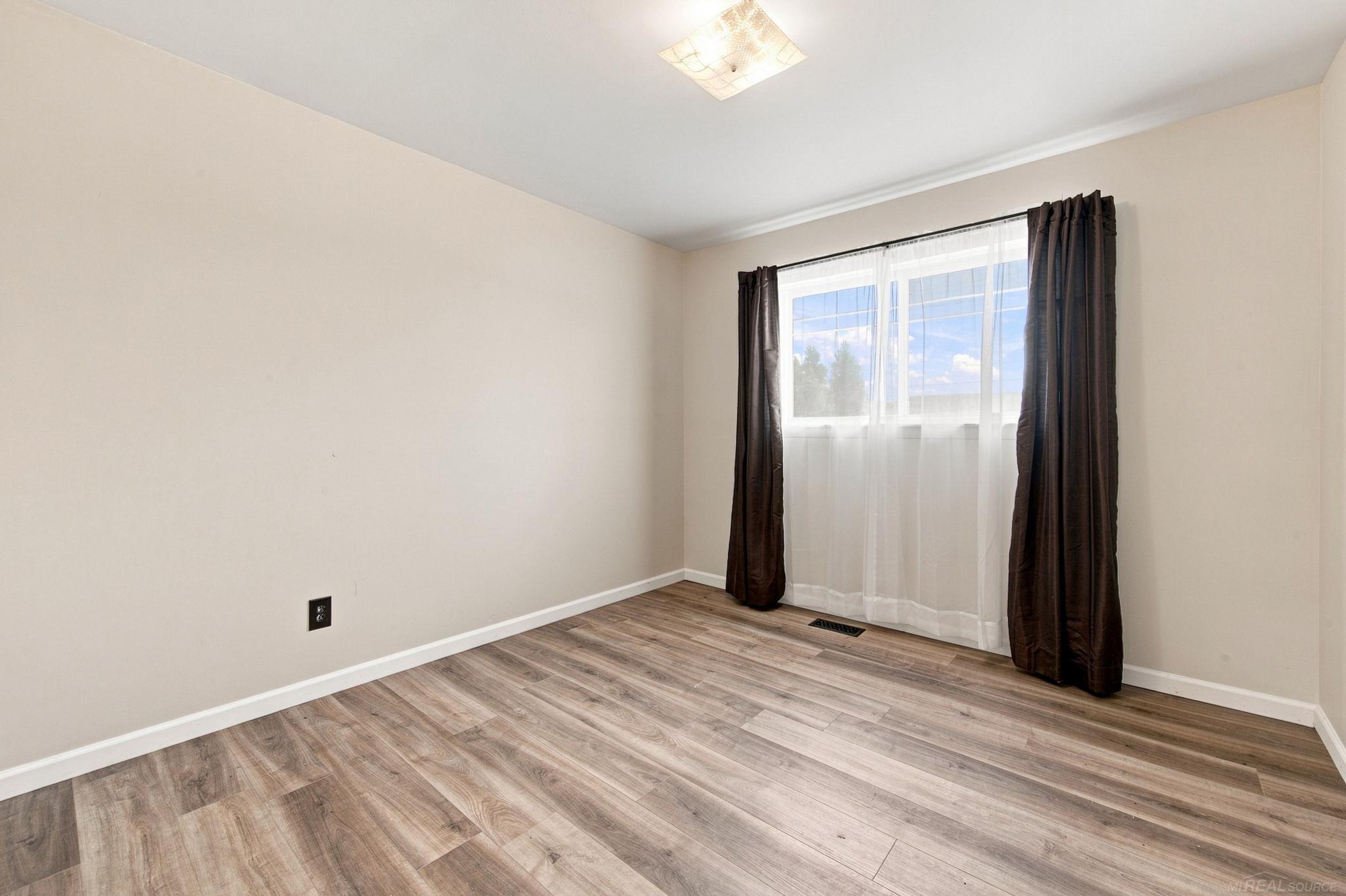 15611 Common Road Property Photo 10