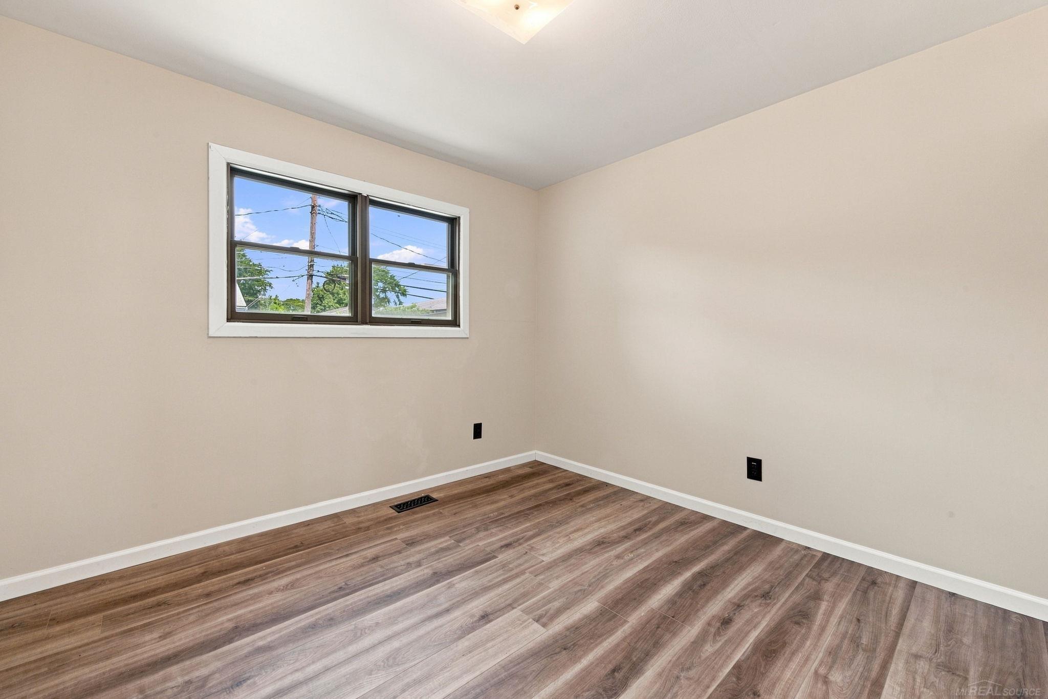 15611 Common Road Property Photo 12