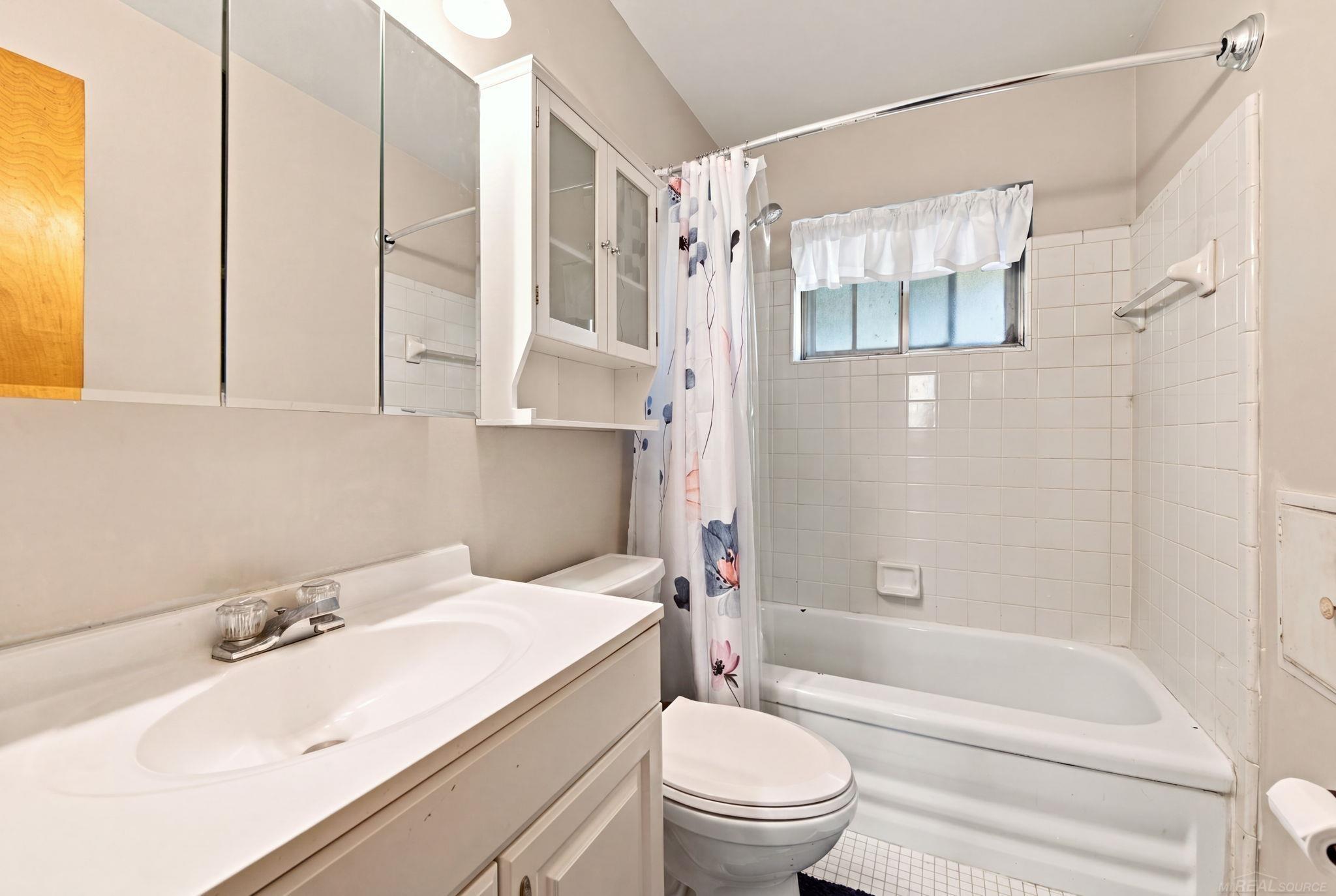 15611 Common Road Property Photo 18