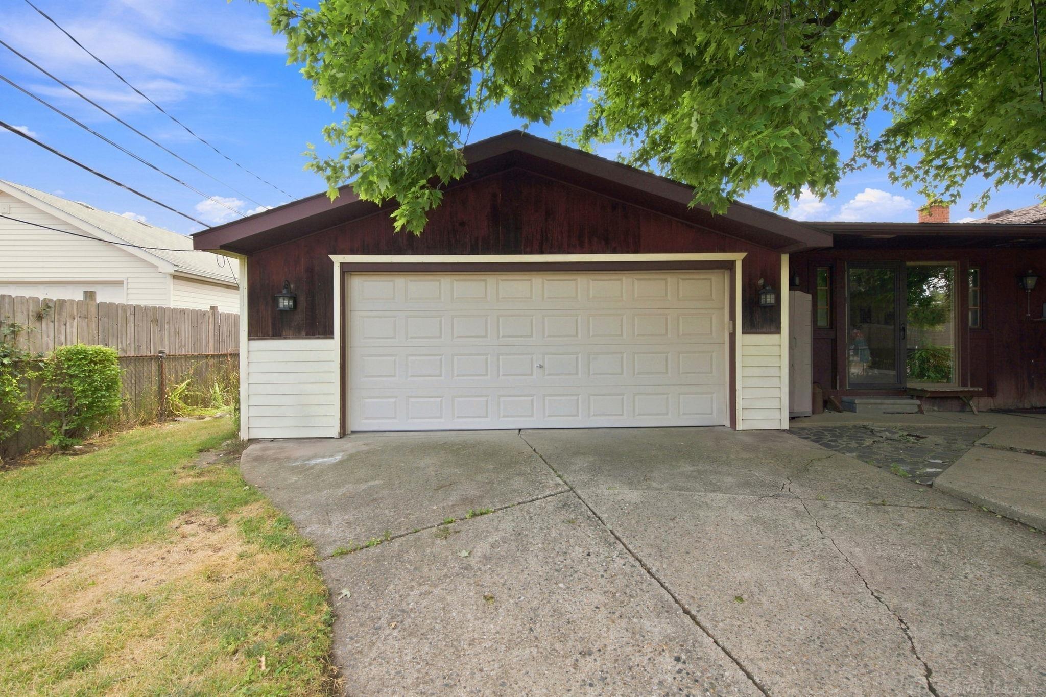 15611 Common Road Property Photo 25