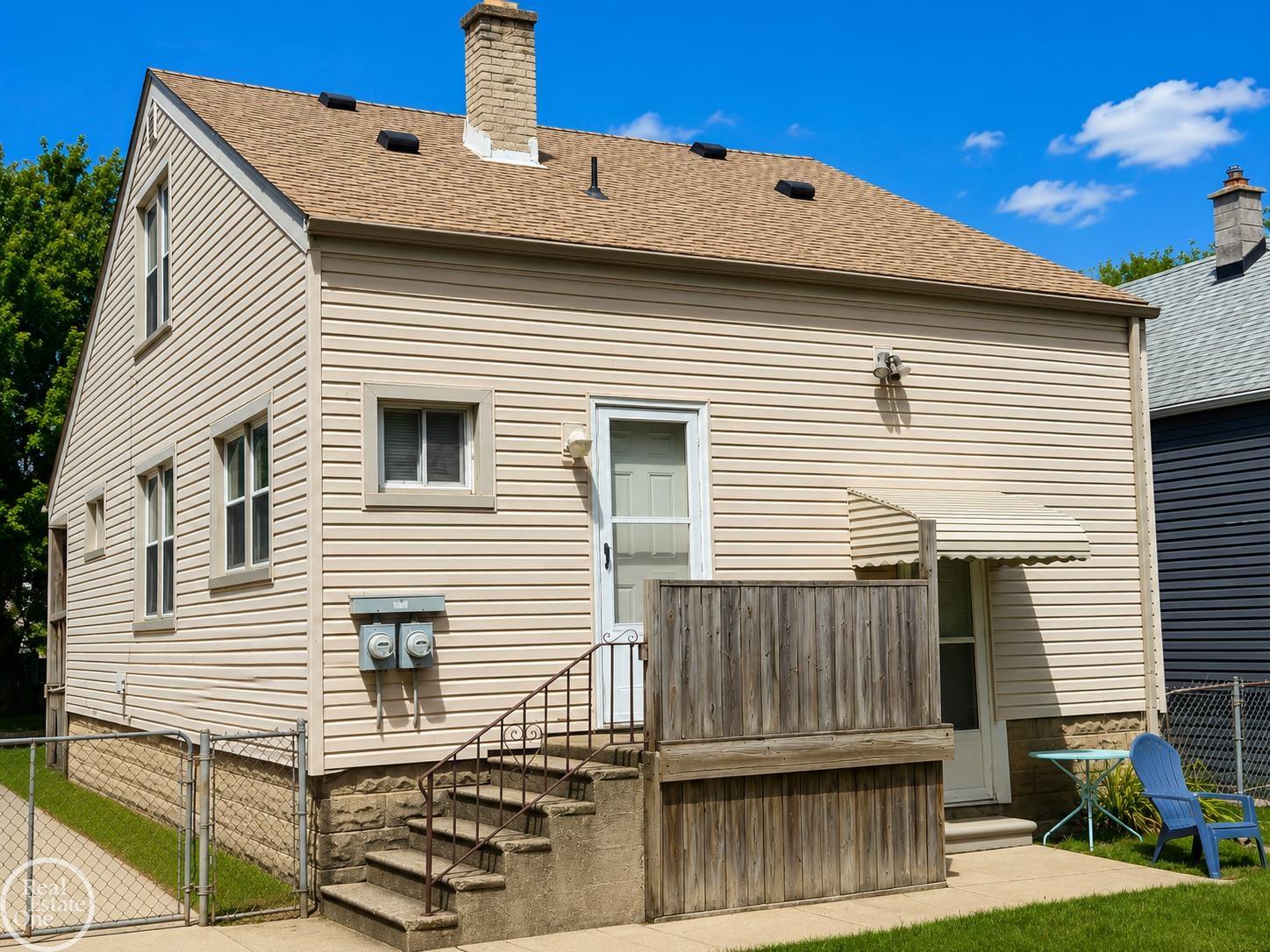 320 E Cambourne Street Property Photo 2