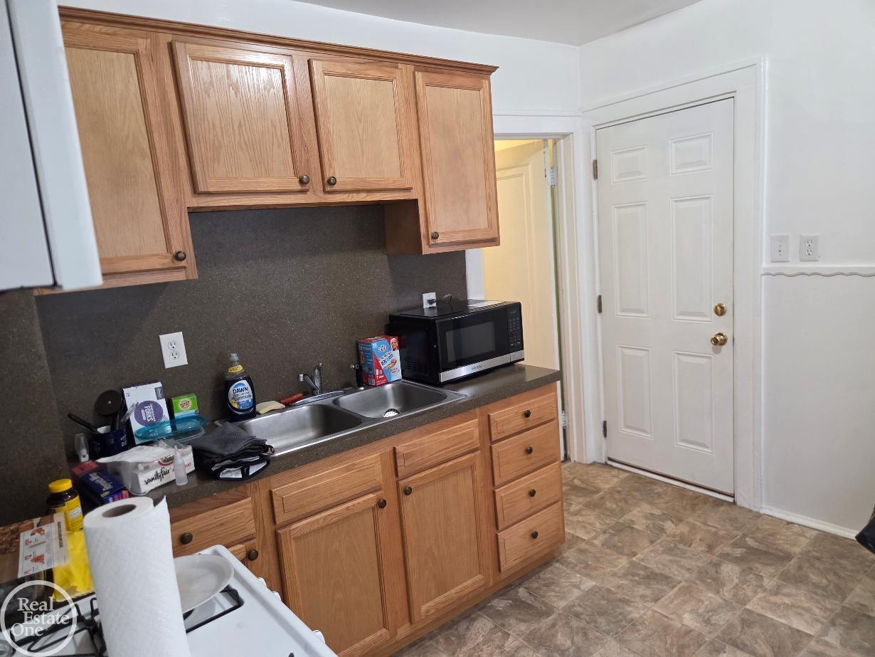 320 E Cambourne Street Property Photo 3