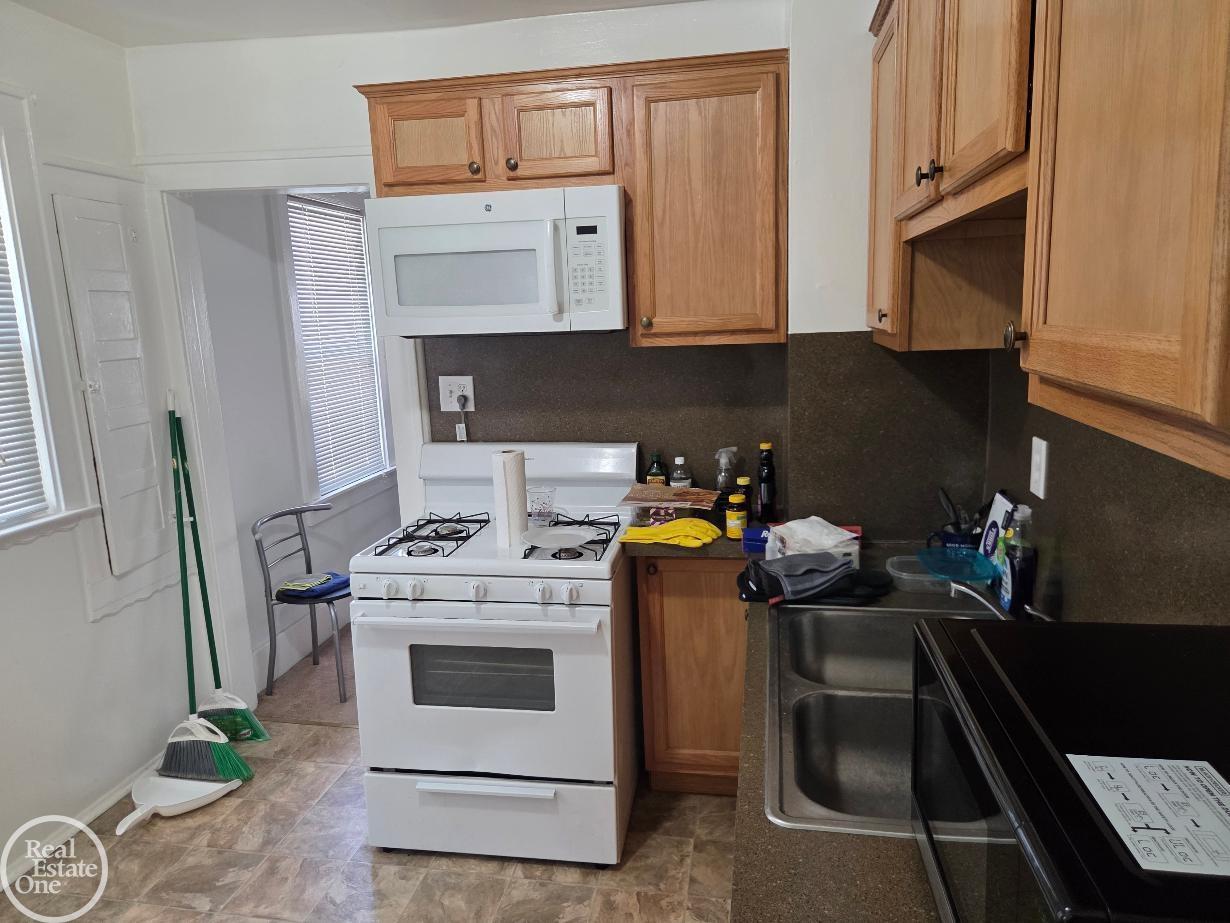 320 E Cambourne Street Property Photo 4