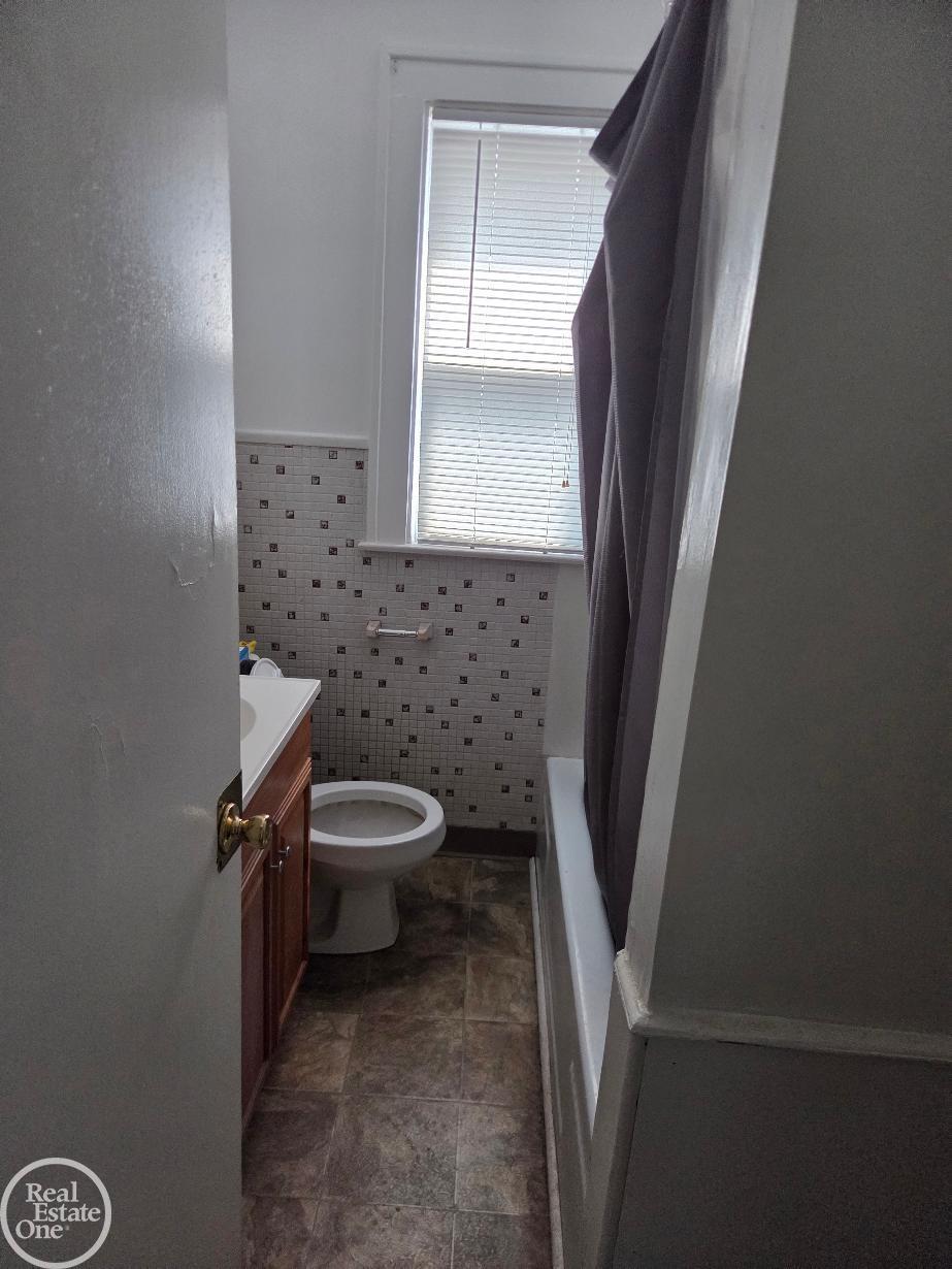 320 E Cambourne Street Property Photo 9